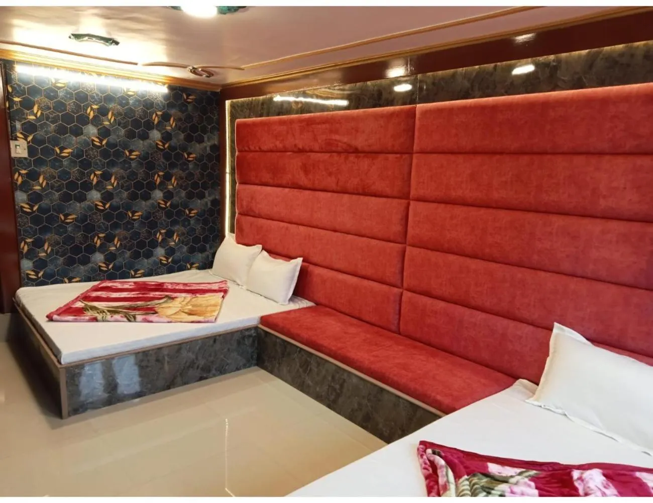 Bed in HOTEL ROOMA Srinagar