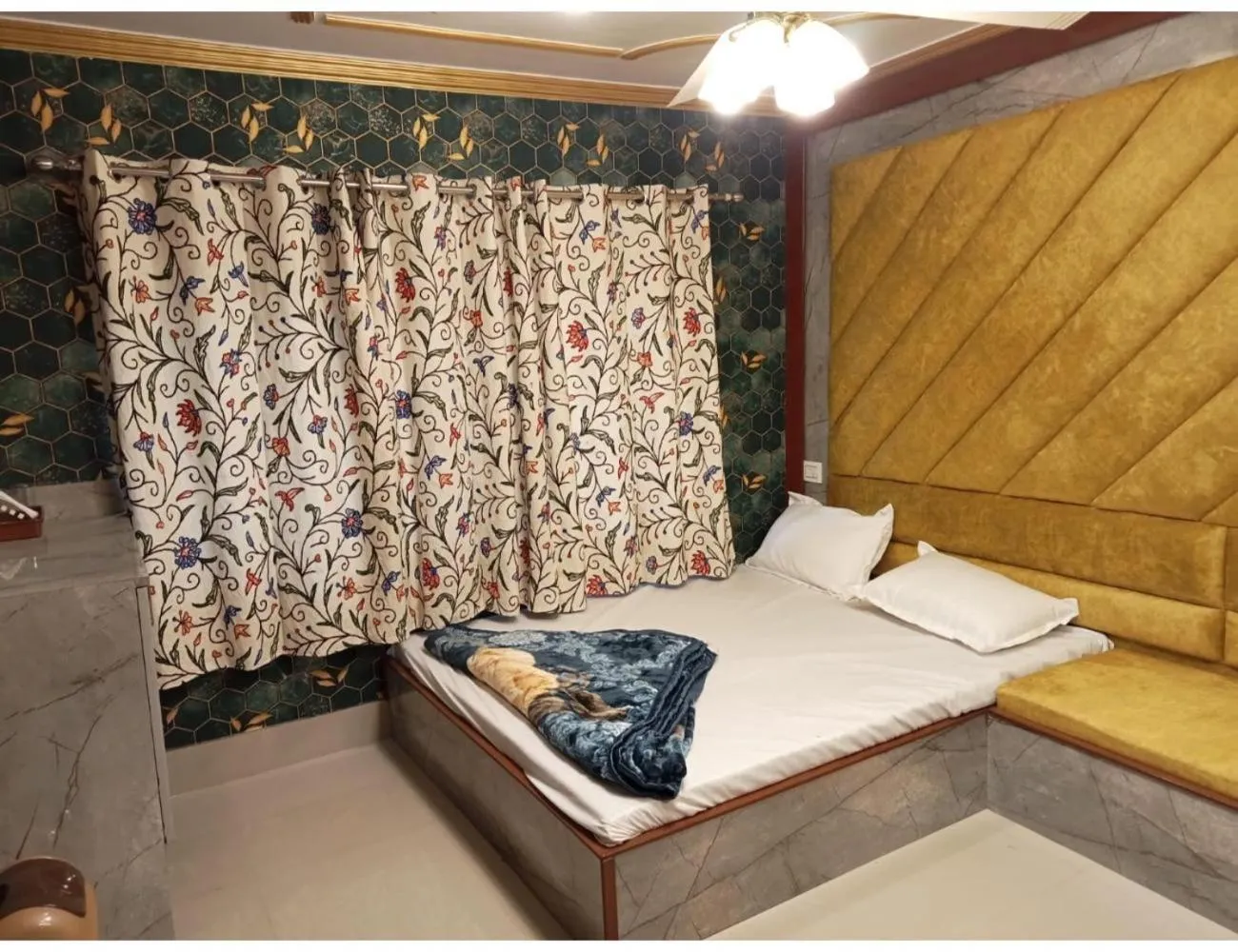 Bed in HOTEL ROOMA Srinagar