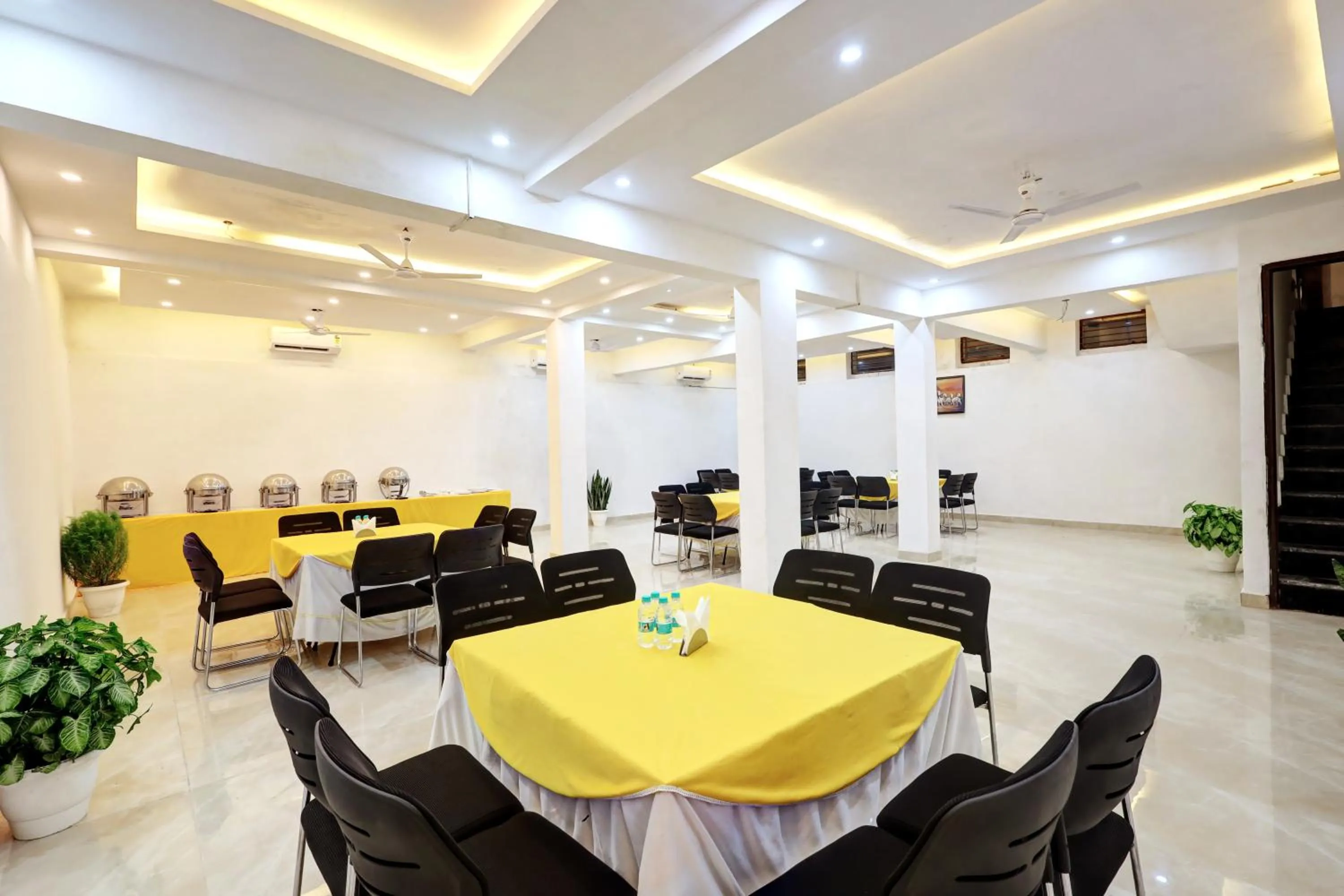 Restaurant/places to eat in Hotel Golden Era-Near Shopprix Mall