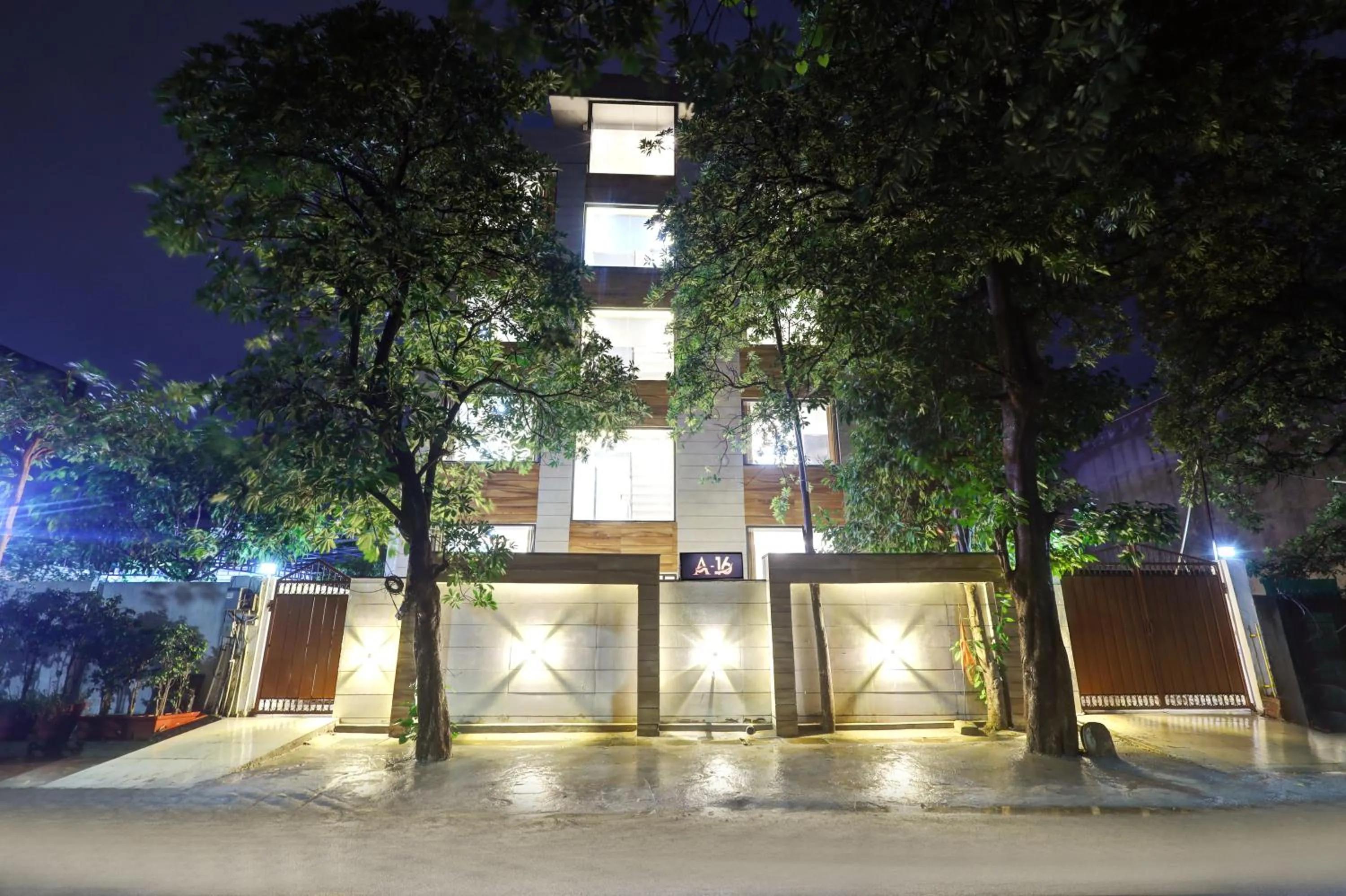 Property building in Hotel Golden Era-Near Shopprix Mall