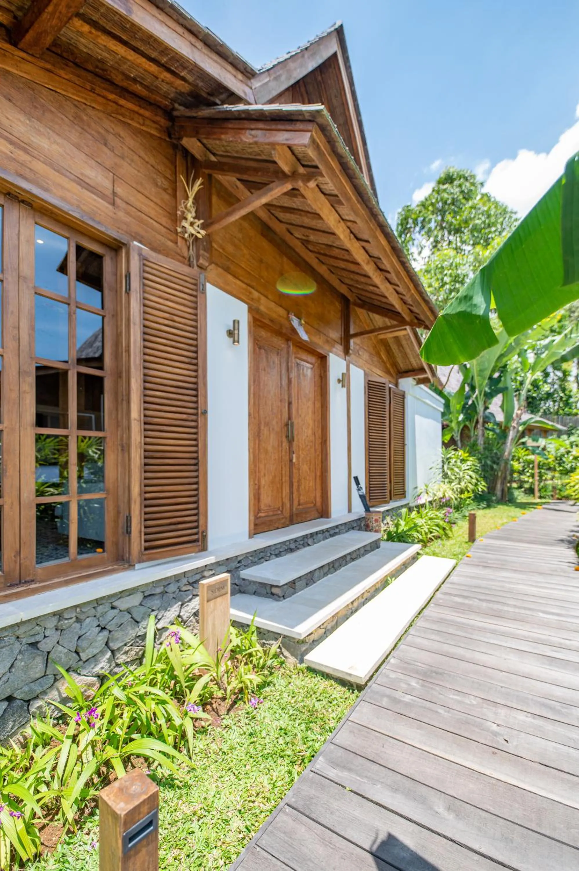 Property building in Umah Lusa