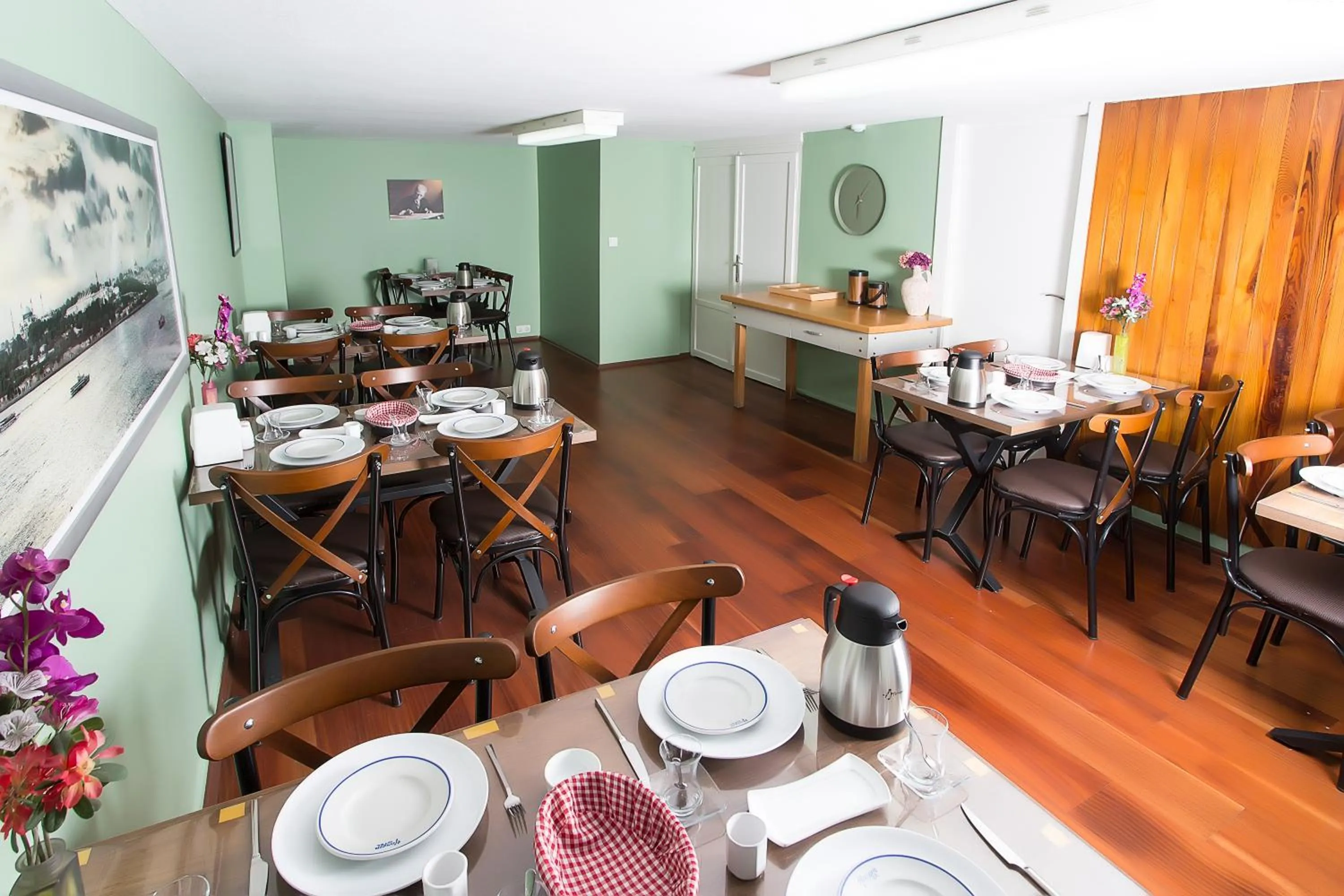 Restaurant/places to eat in Mini Harem Hotel