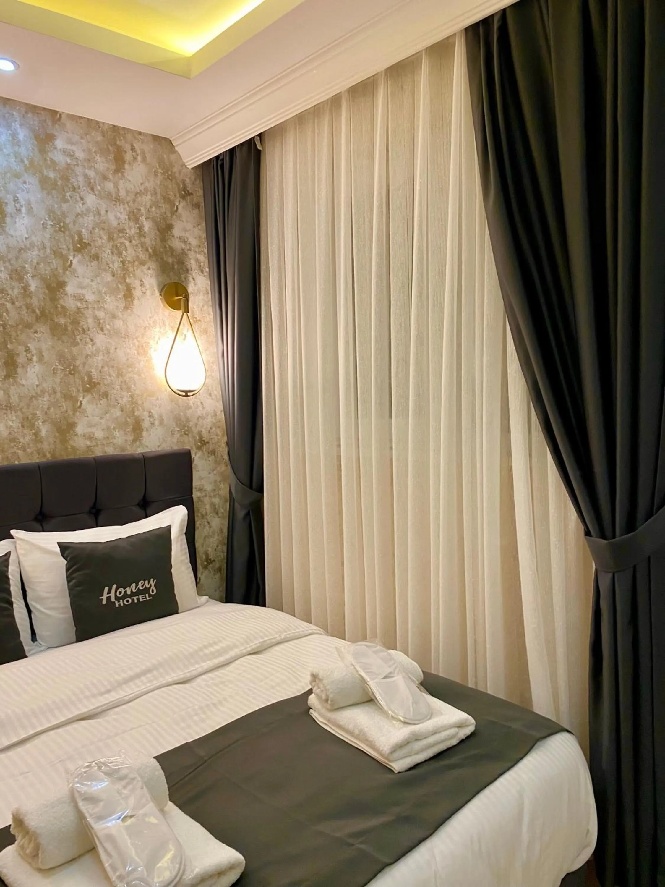 Photo of the whole room, Bed in Honey Hotel