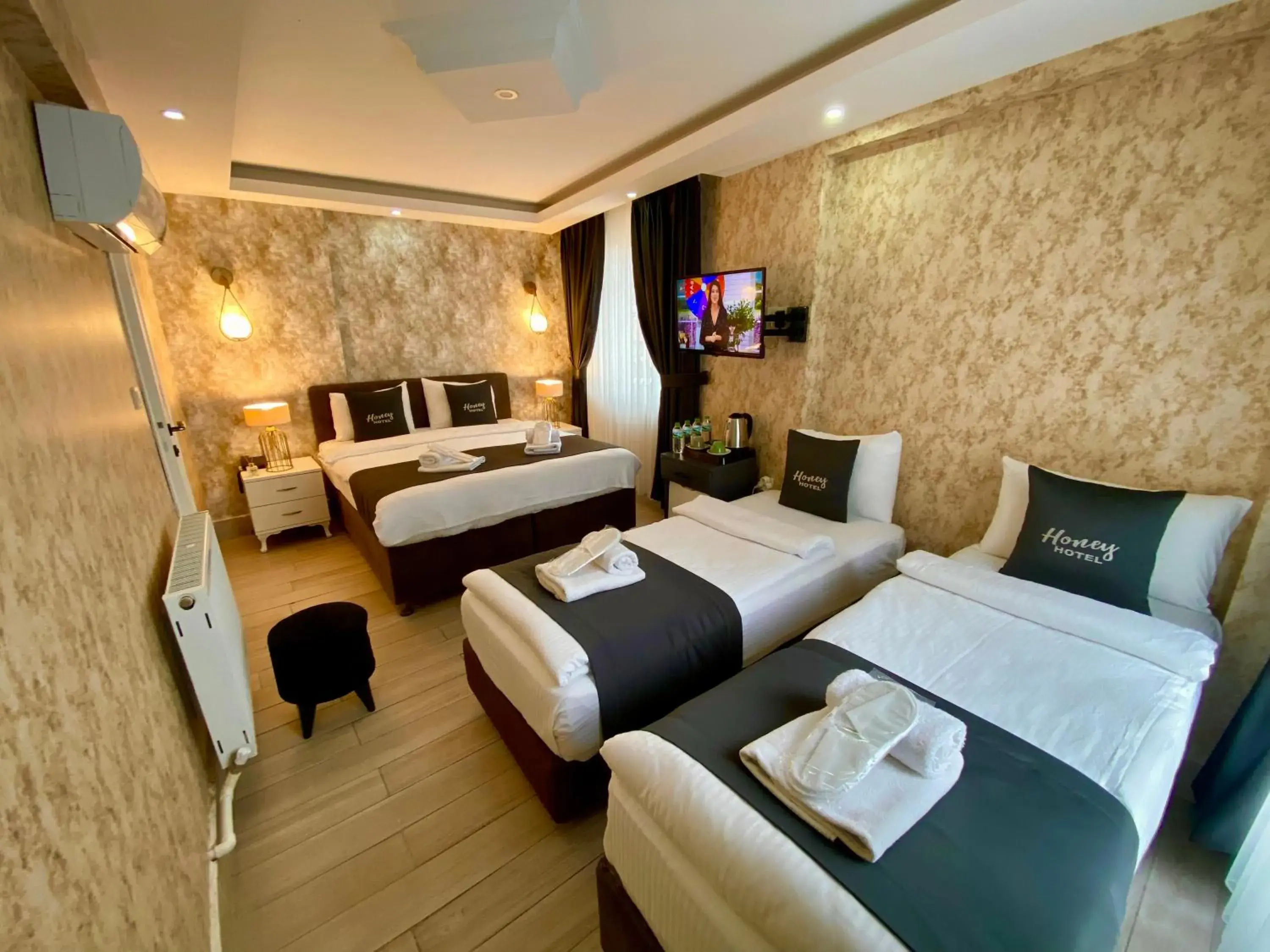 Deluxe Quadruple Room in Honey Hotel Deluxe Quadruple Room in Honey Hotel