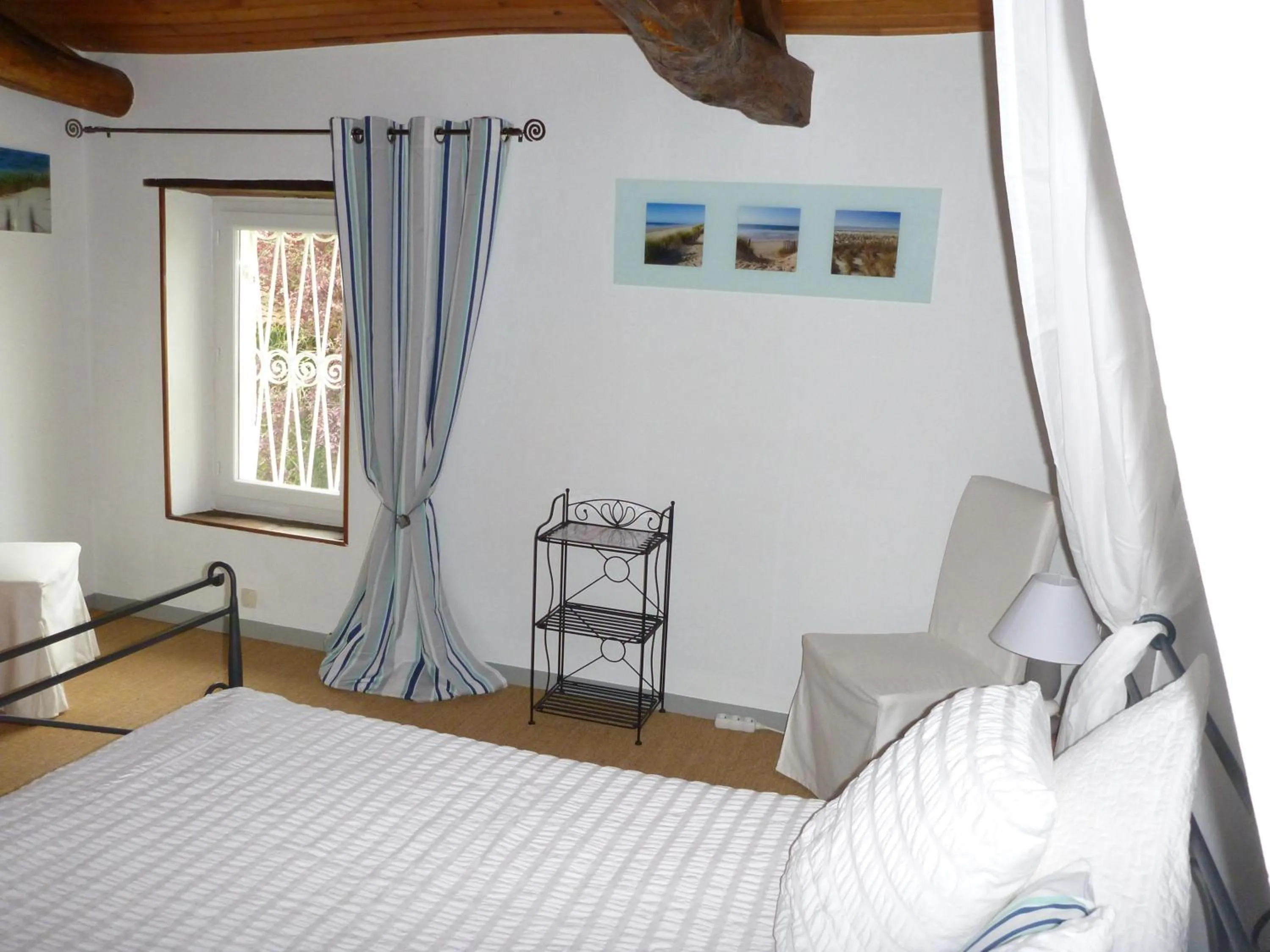 Photo of the whole room, Bed in Domaine du Papillon