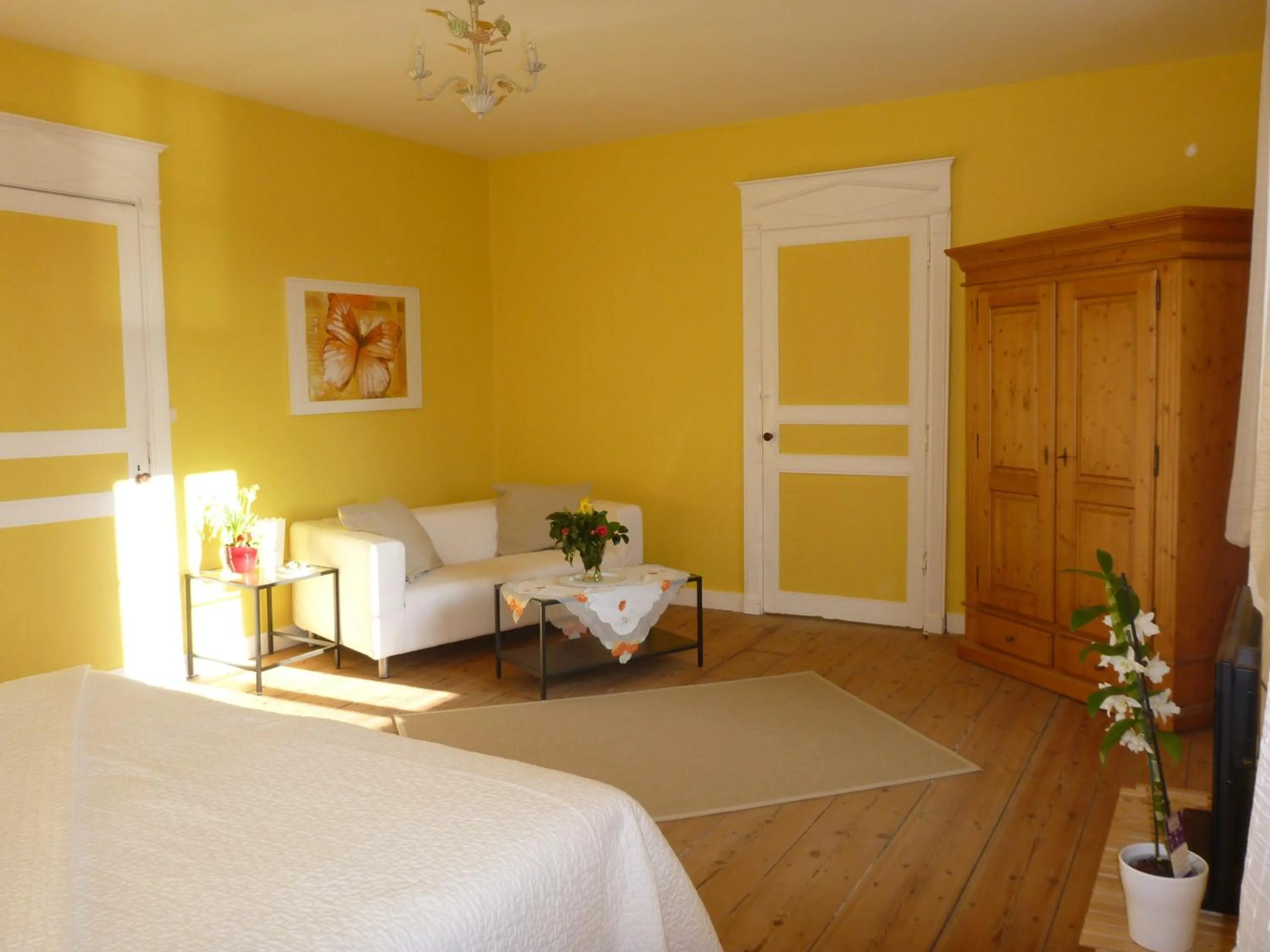 Photo of the whole room, Bed in Domaine du Papillon