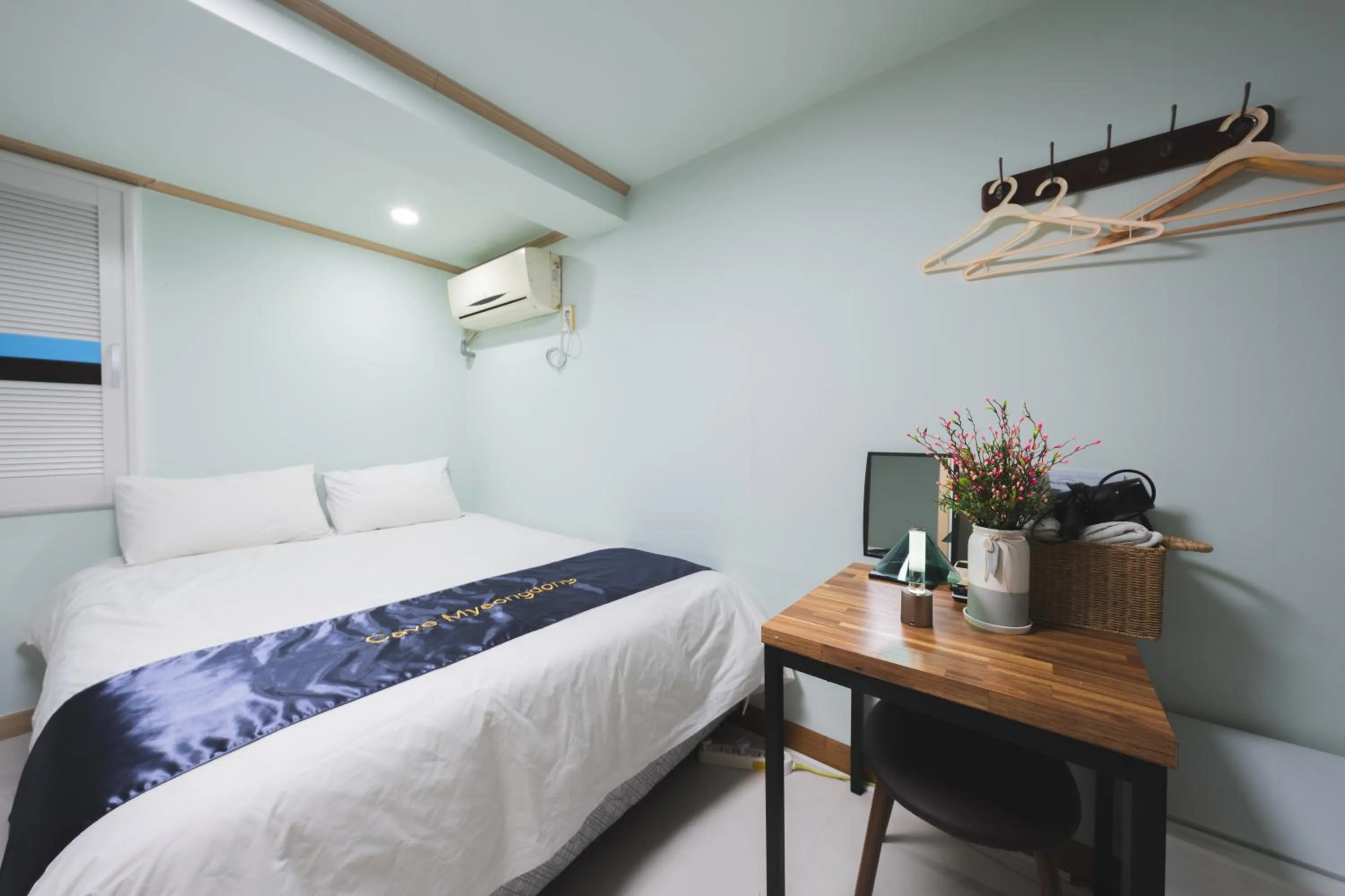 Decorative detail, Bed in Cave Myeongdong