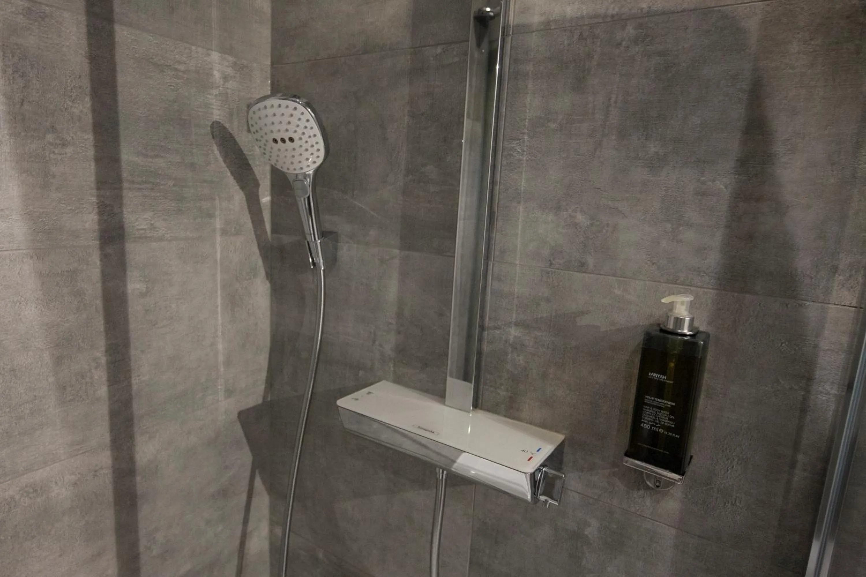Shower in St George's Inn Victoria