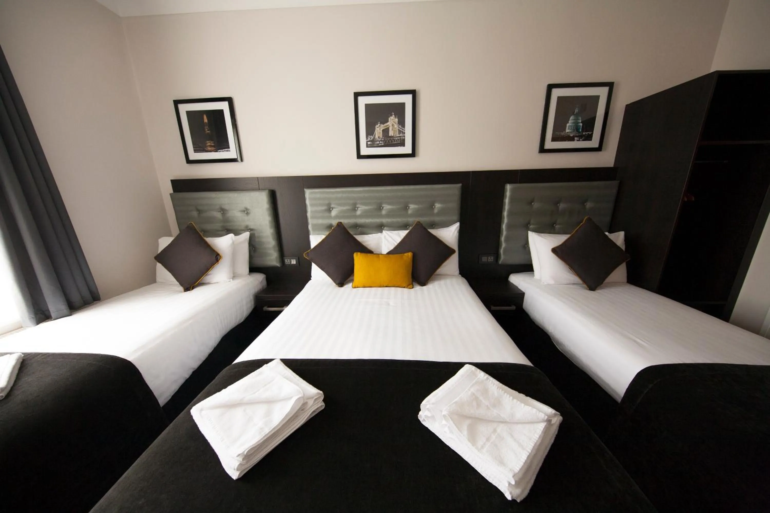 Bed in St George's Inn Victoria