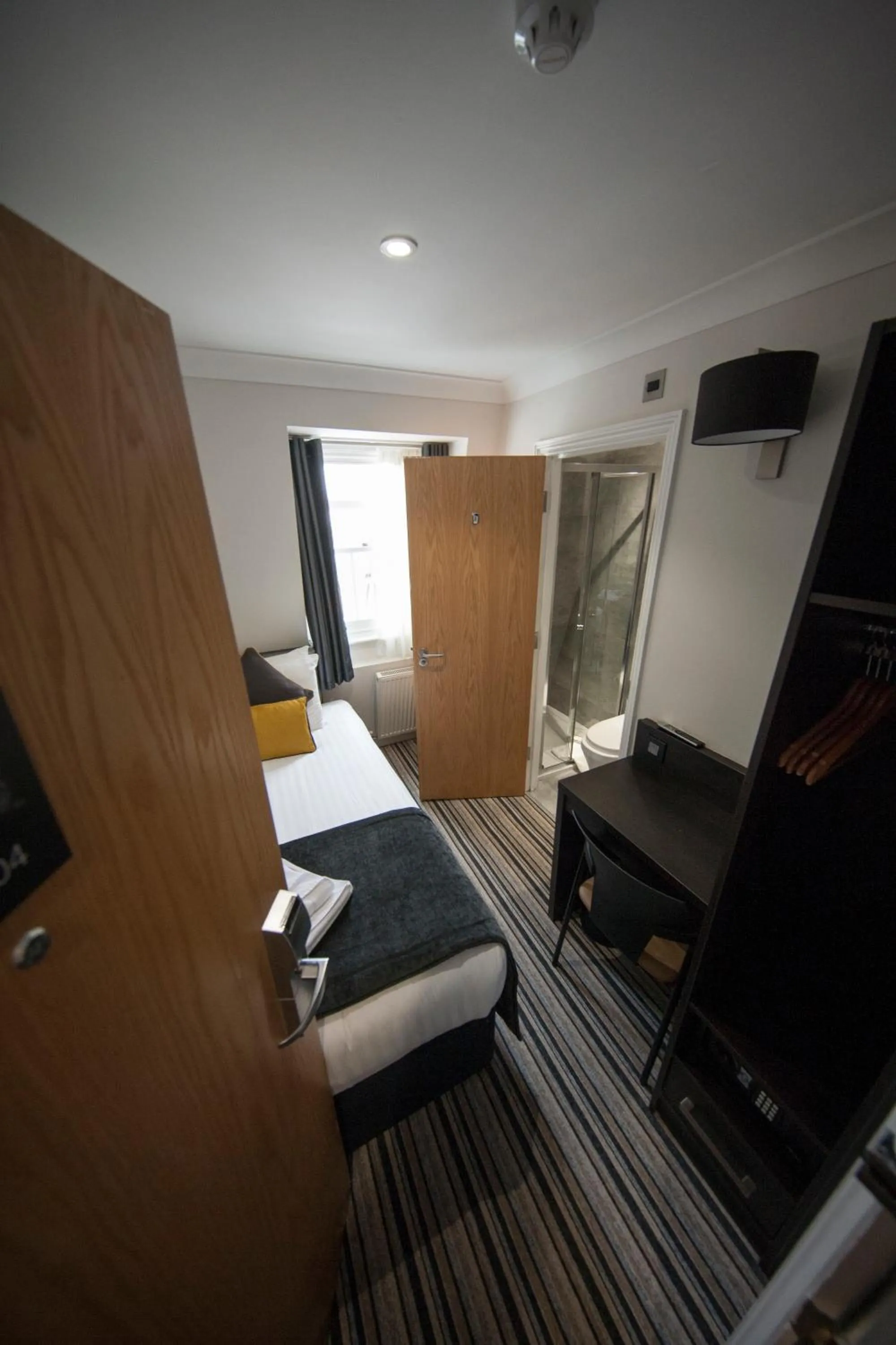 Photo of the whole room, Bed in St George's Inn Victoria