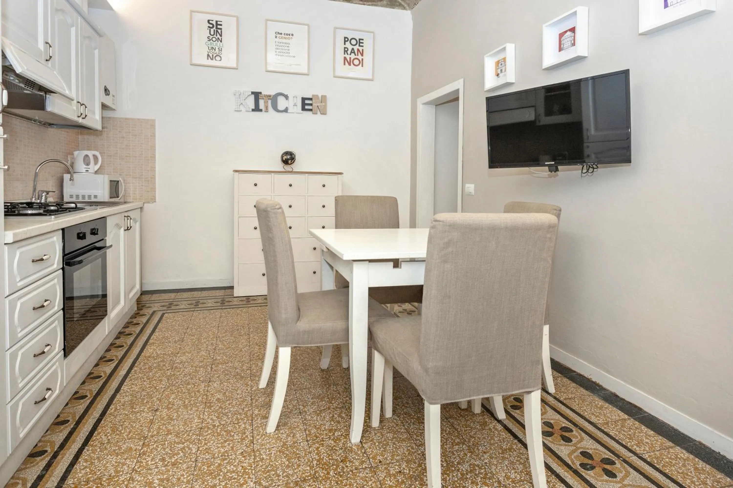 TV and multimedia in Locanda dei Poeti Rooms & Apartments