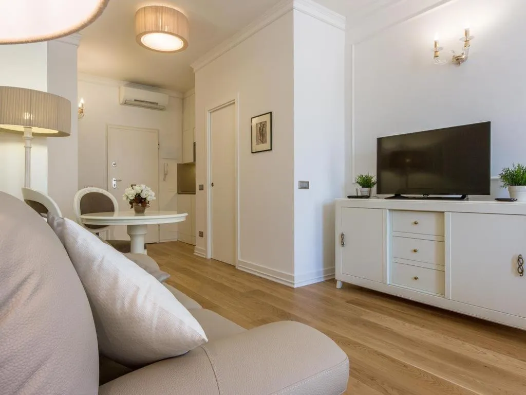 TV and multimedia in Locanda dei Poeti Rooms & Apartments