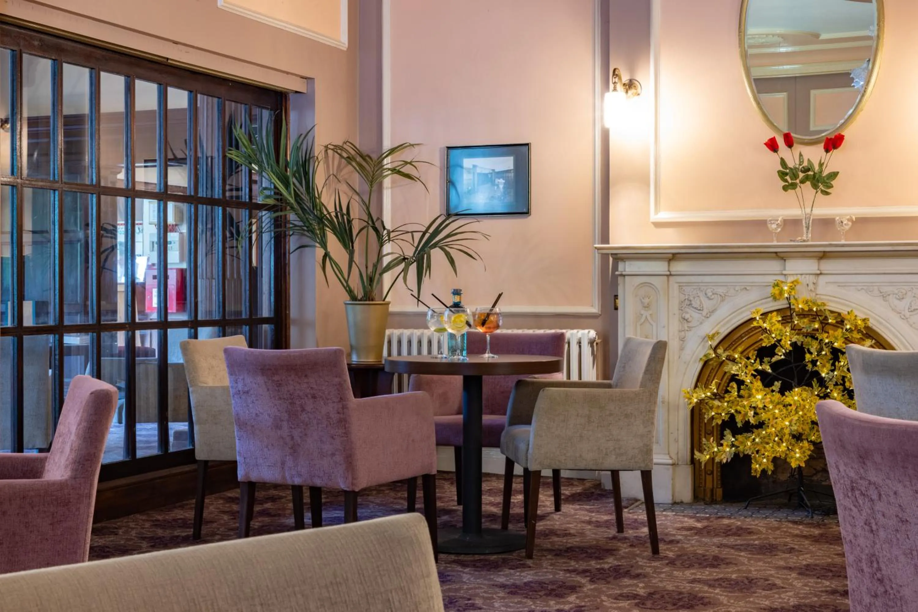 Lounge or bar in The Caledonian Island Hotel