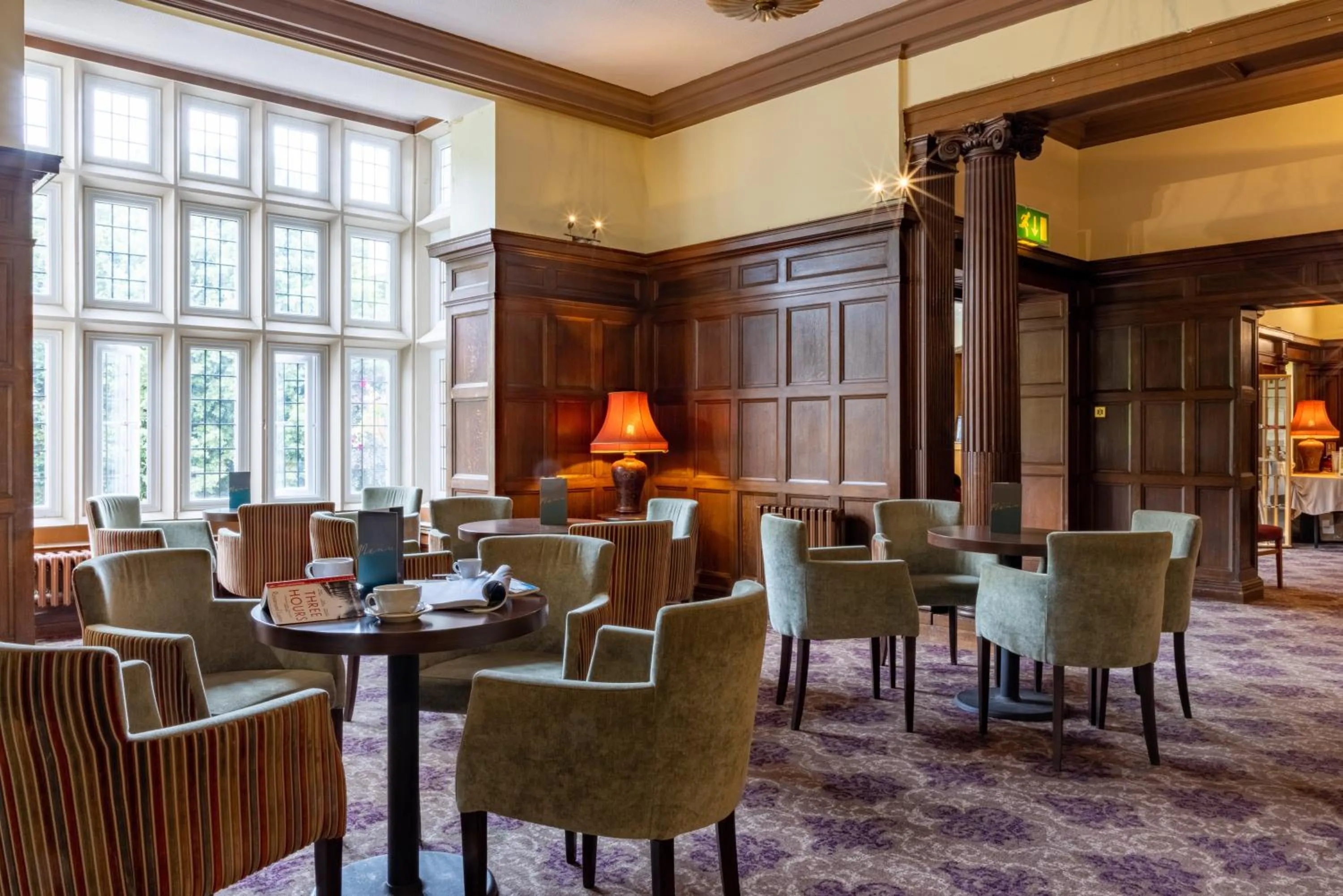 Lounge or bar in The Caledonian Island Hotel