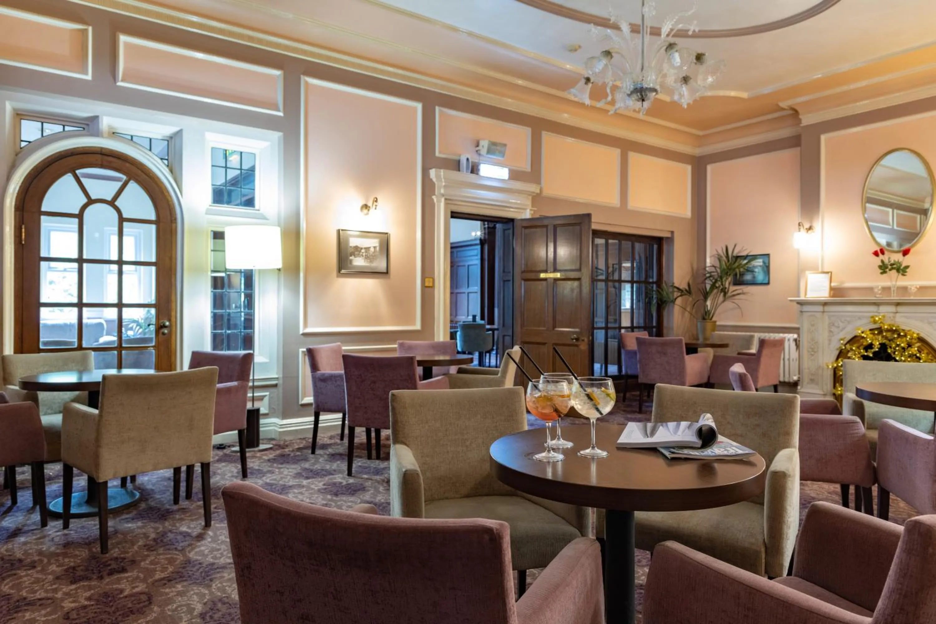Lounge or bar in The Caledonian Island Hotel