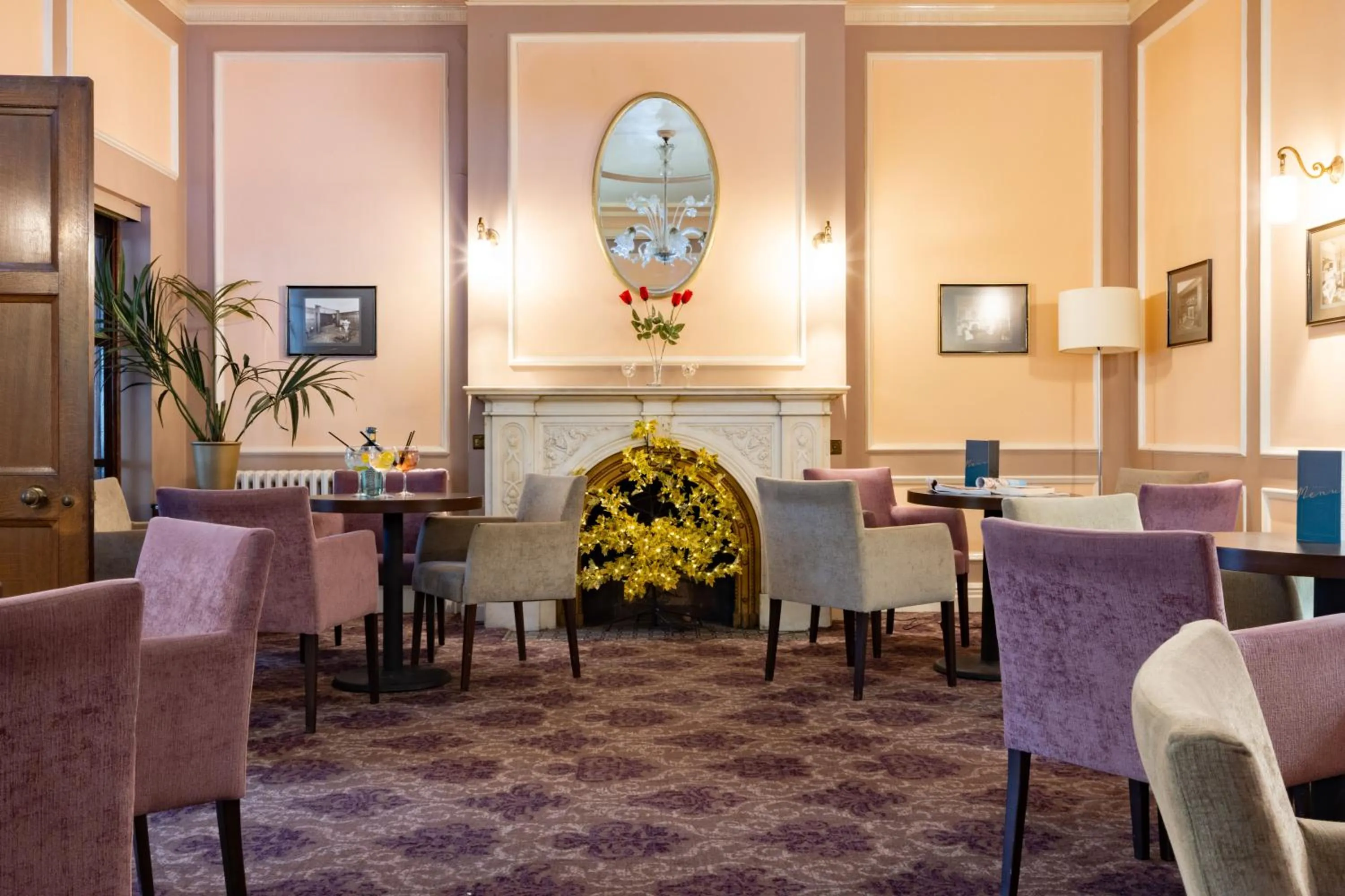 Lounge or bar in The Caledonian Island Hotel