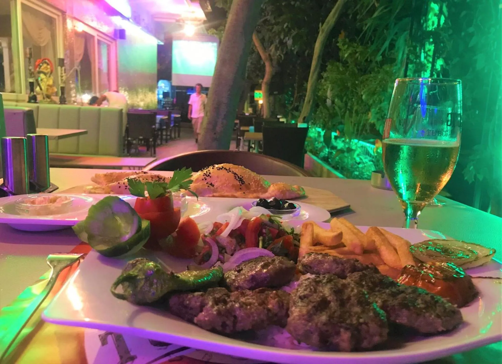 Restaurant/places to eat in Select Suite & Apart Hotel