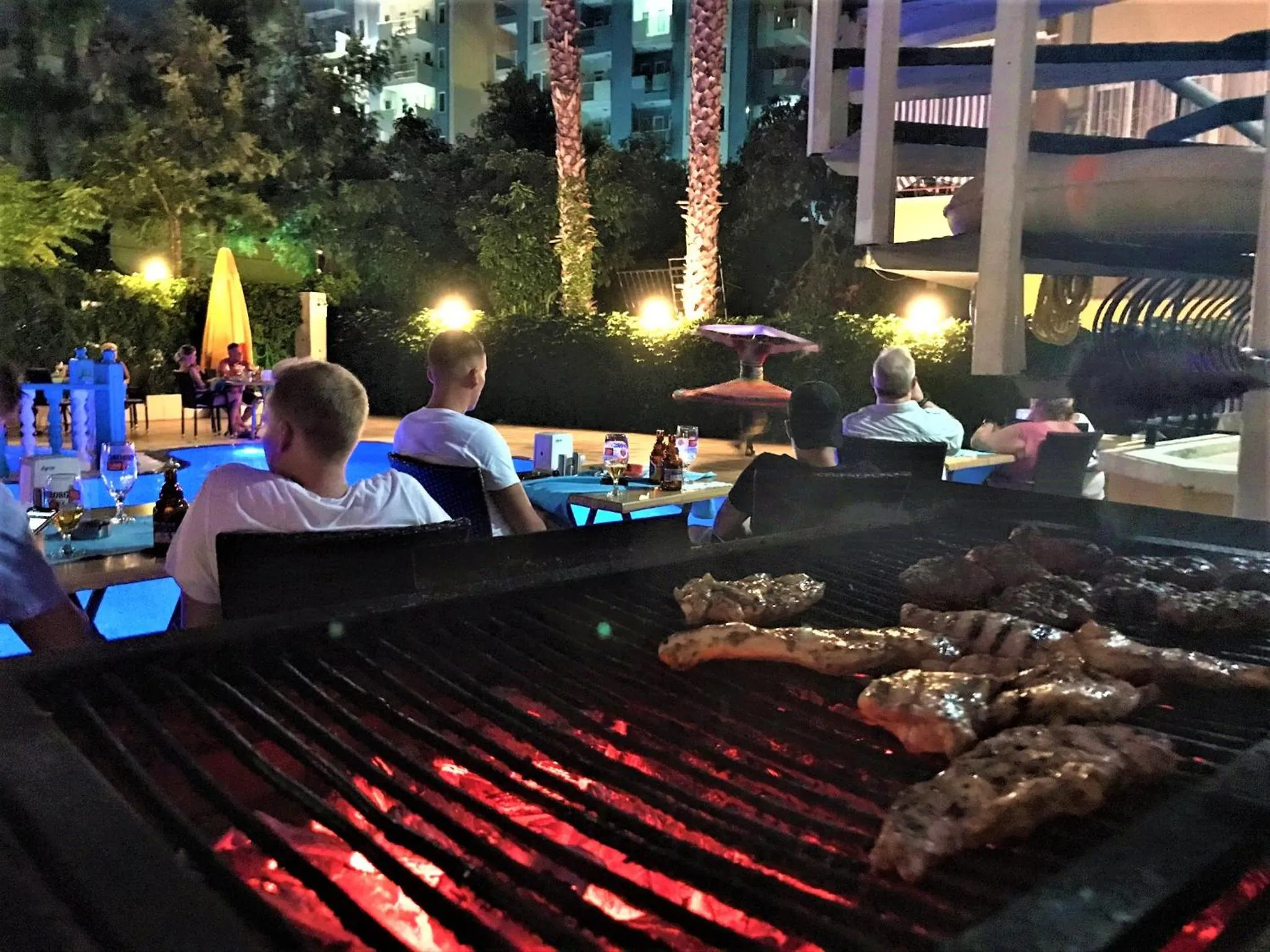 Restaurant/places to eat in Select Suite & Apart Hotel