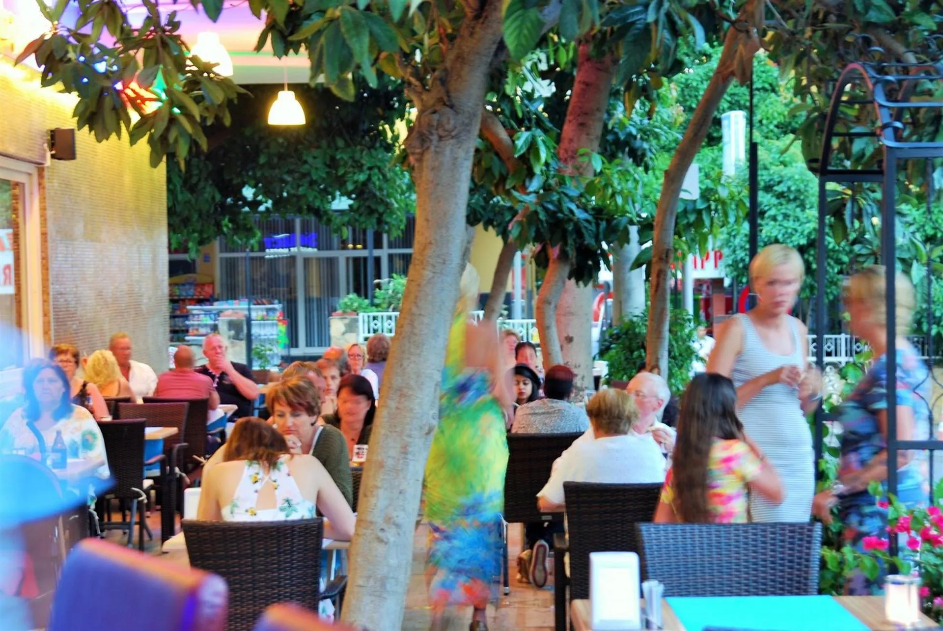 Restaurant/places to eat in Select Suite & Apart Hotel