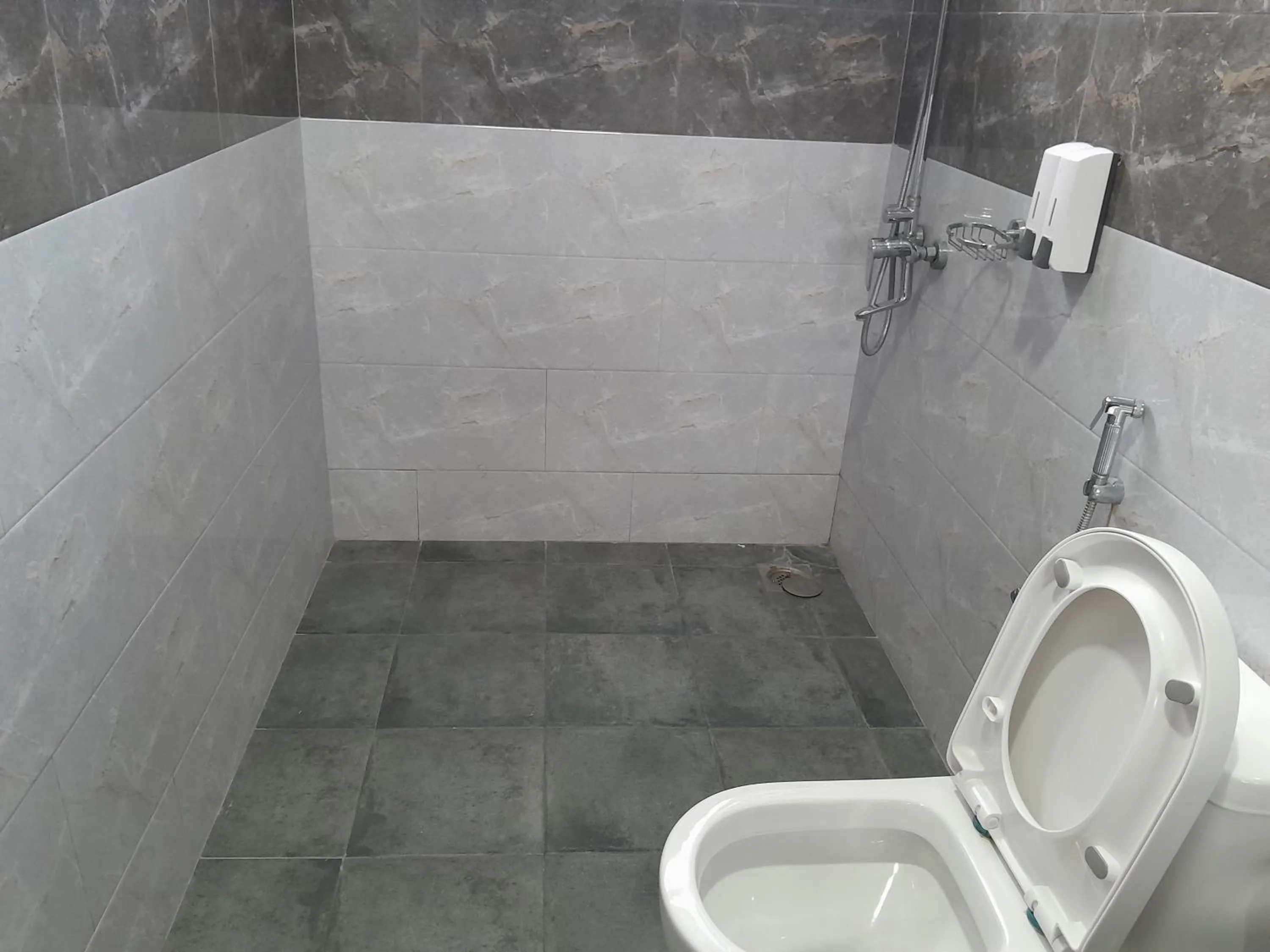 Shower in Mazola Diamond Hotel