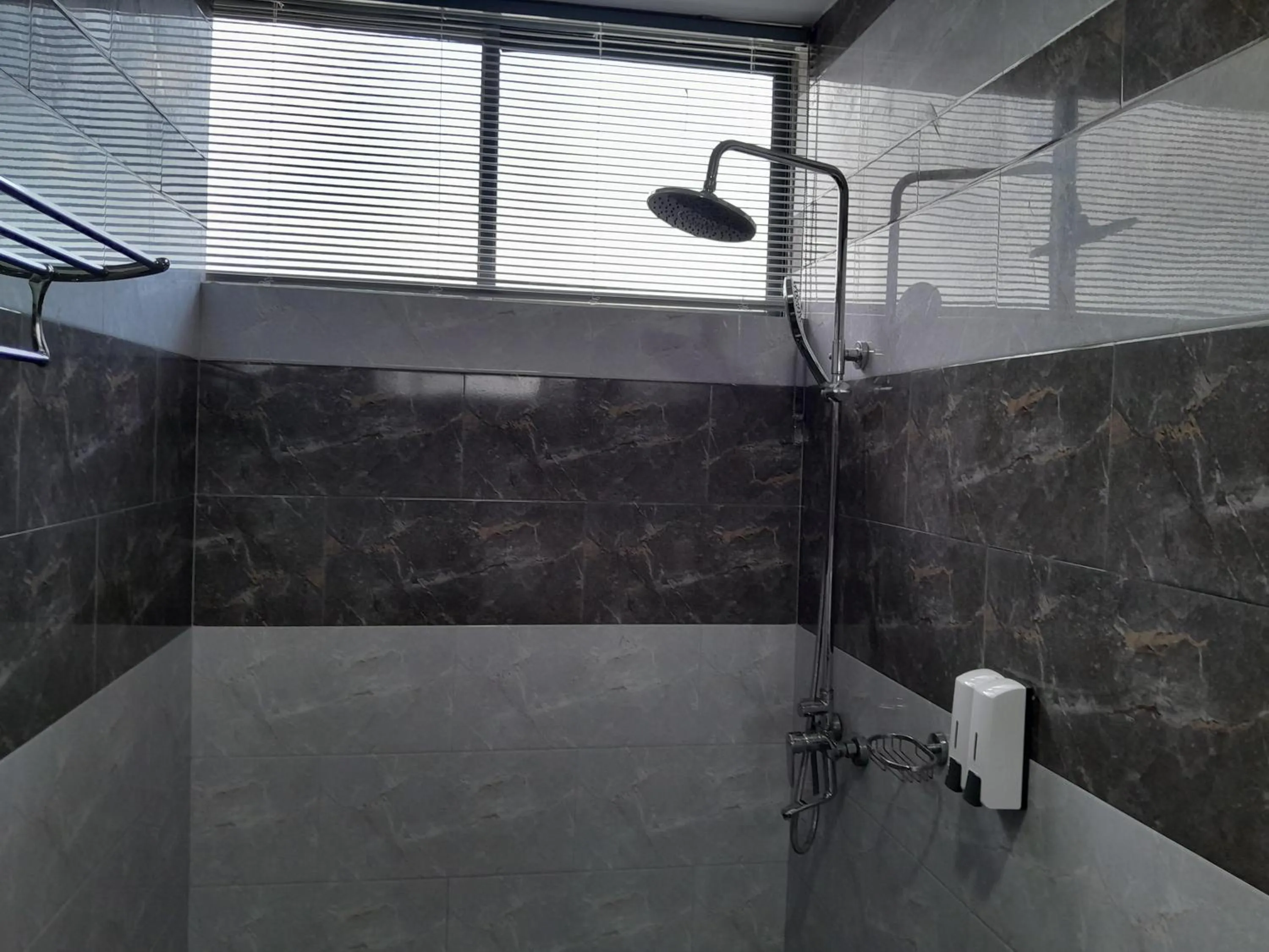 Shower in Mazola Diamond Hotel