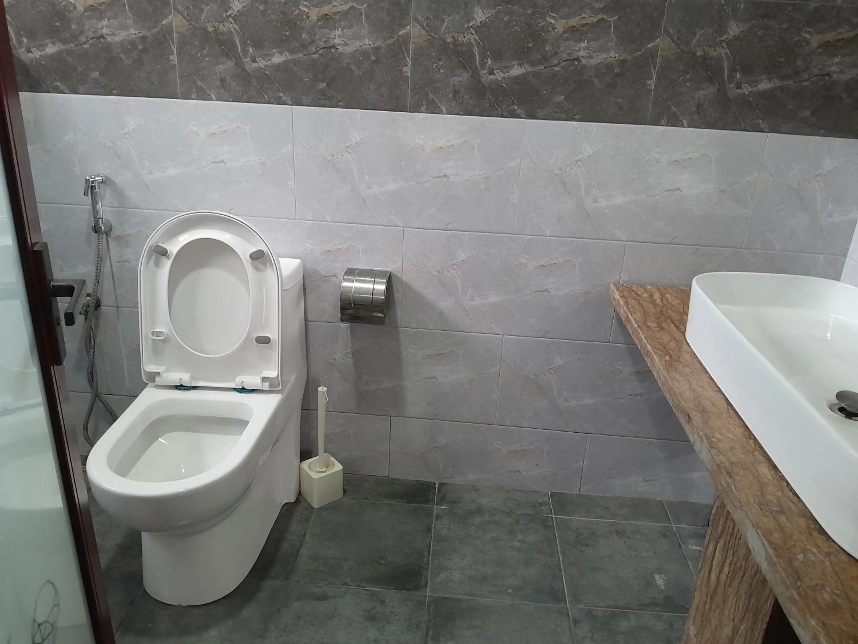 Toilet in Mazola Diamond Hotel