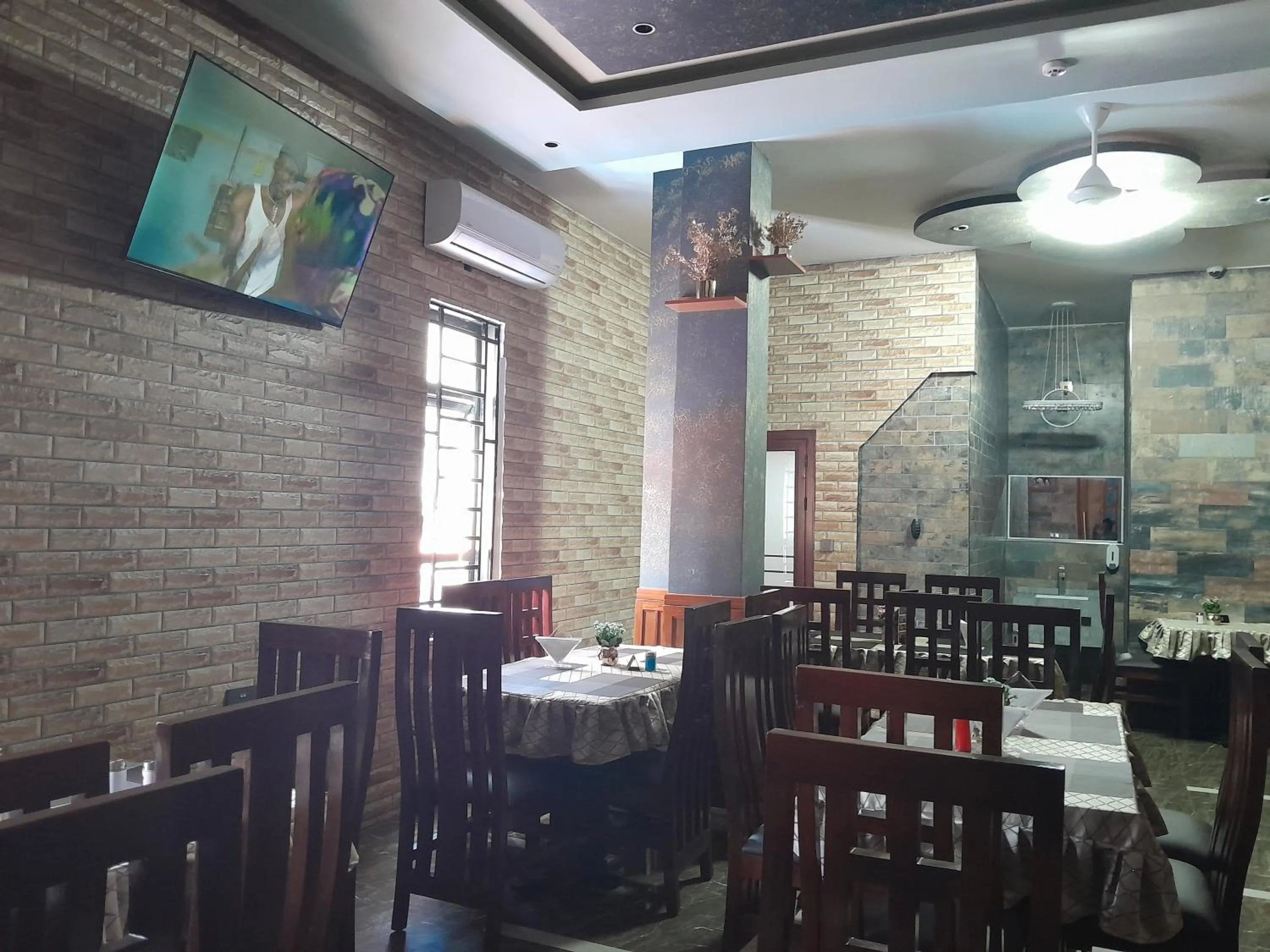 Restaurant/places to eat in Mazola Diamond Hotel