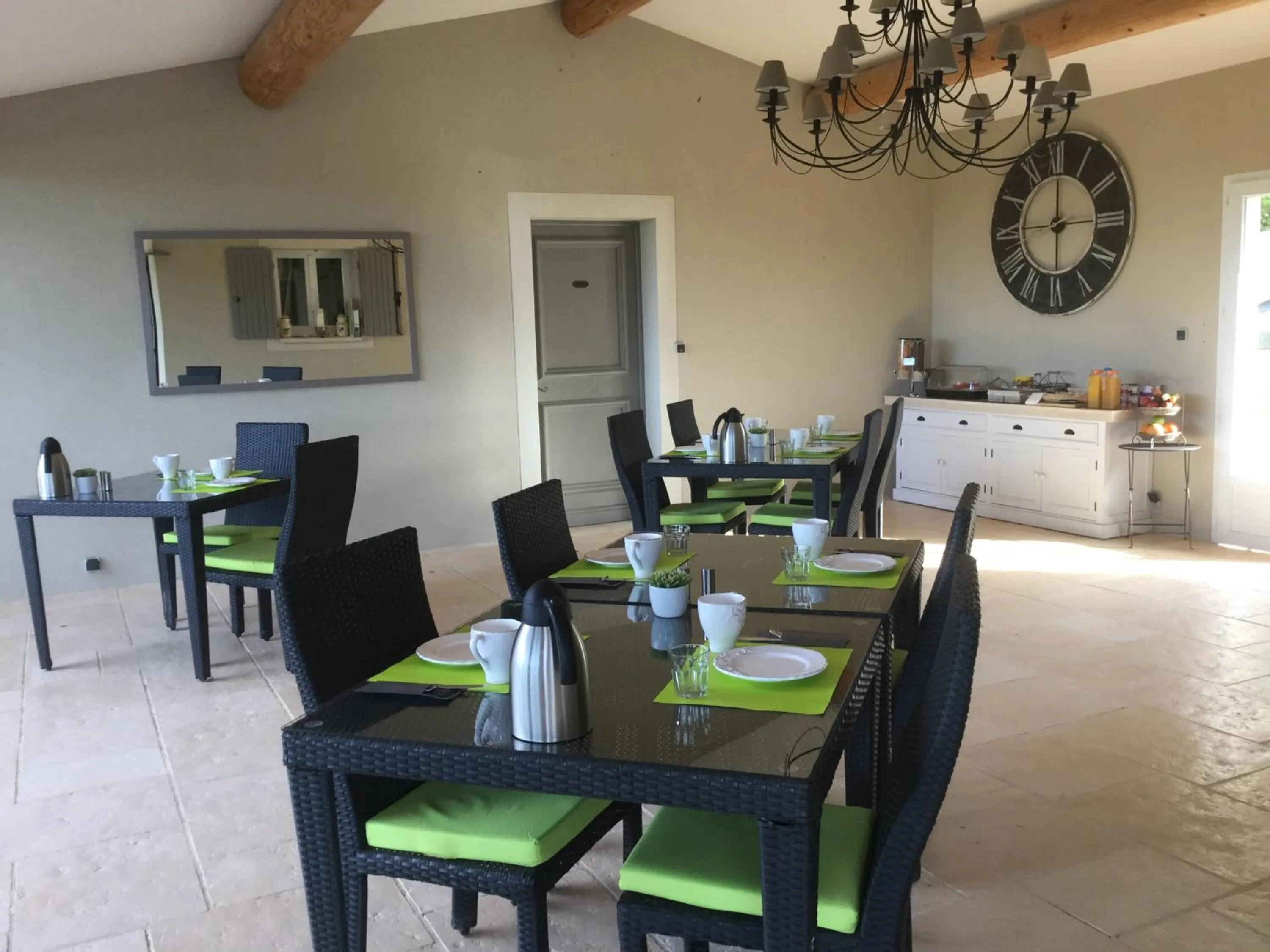 Dining area in La Bastide au Ventoux