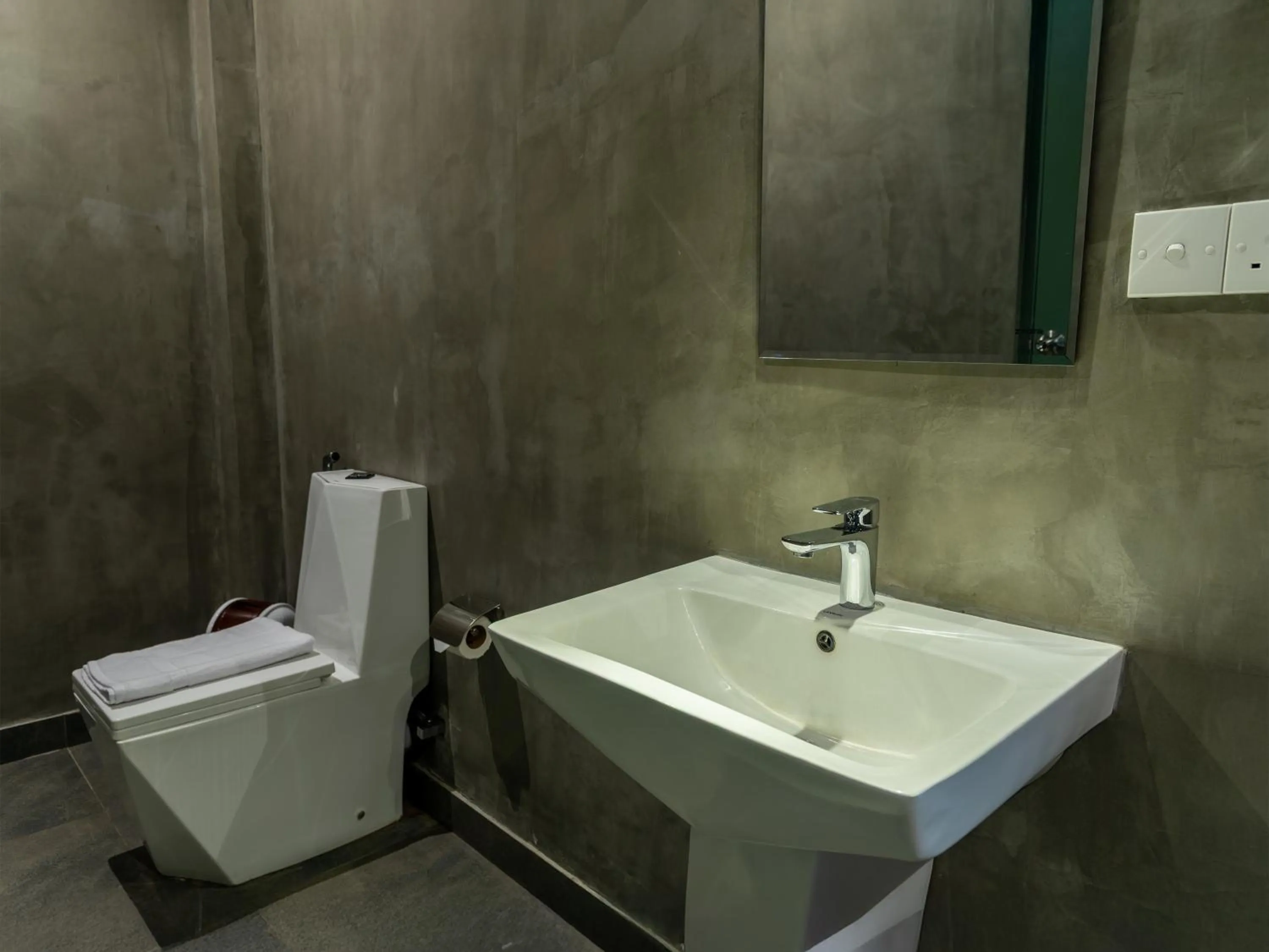 Bathroom in Moi Dambulla by DBI