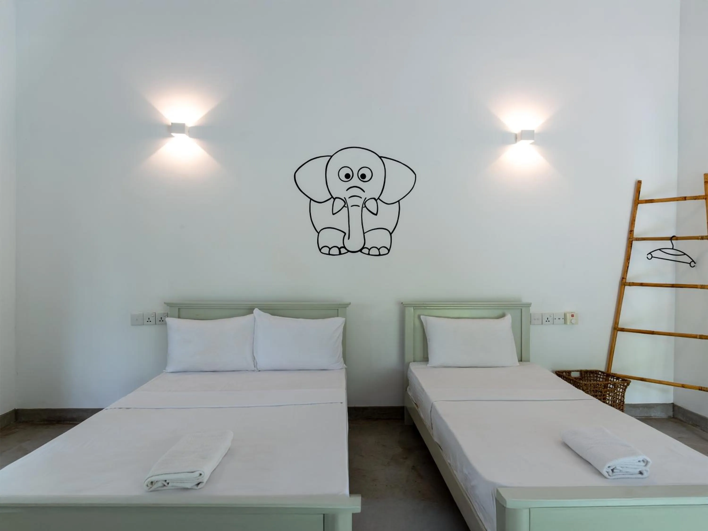 Bed in Moi Dambulla by DBI