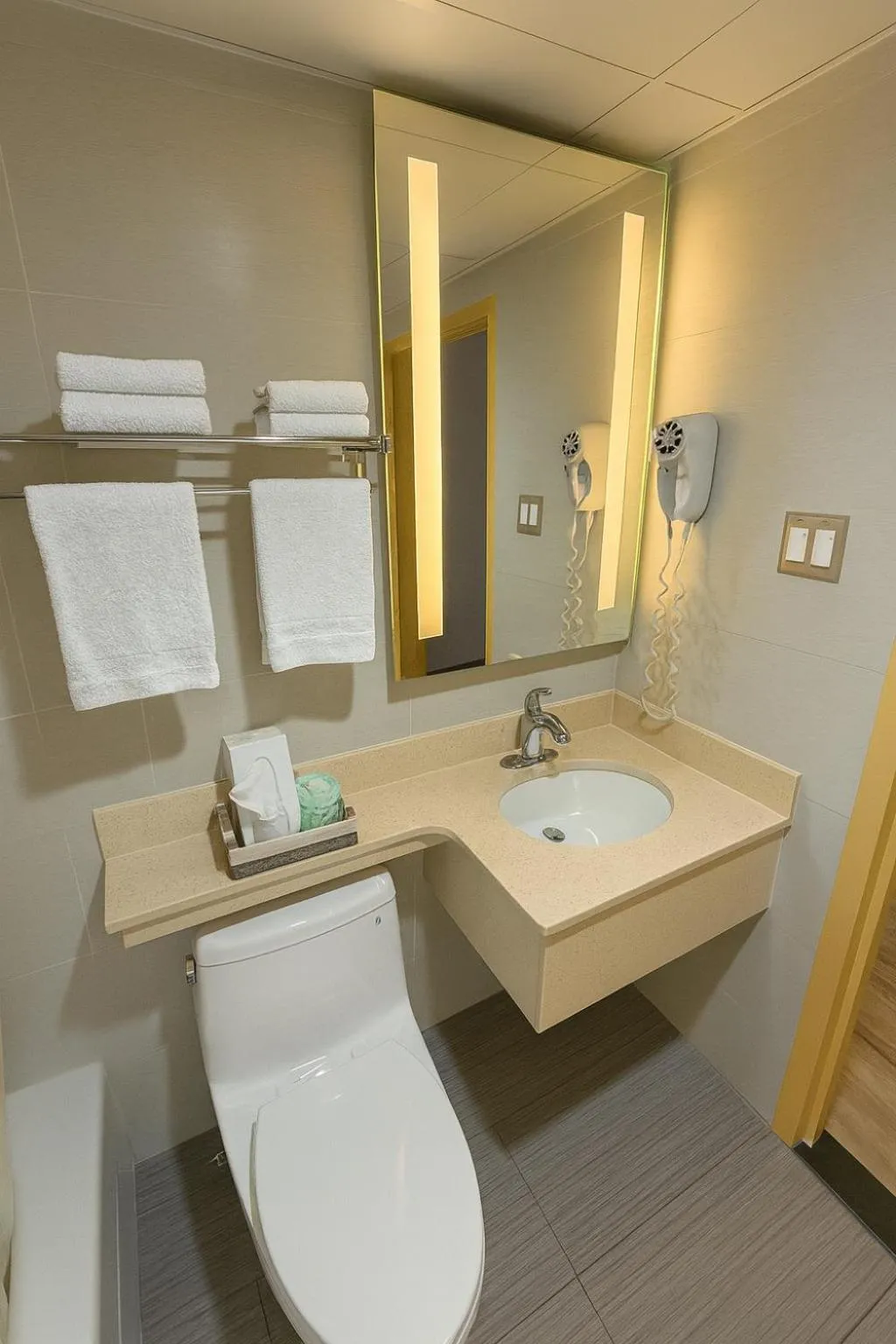 Bathroom in Floral Park Motor Lodge