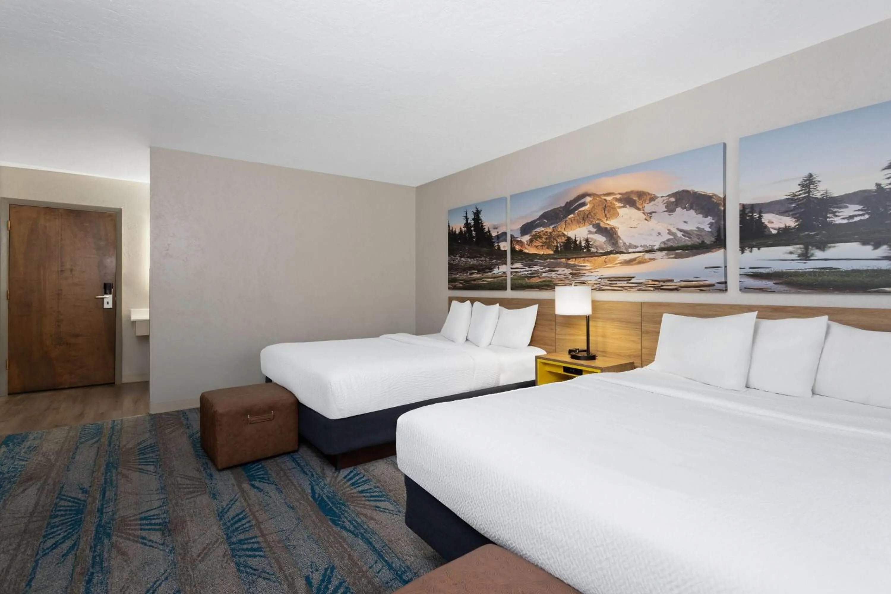 Photo of the whole room, Bed in Days Inn and Suites by Wyndham Downtown Missoula-University