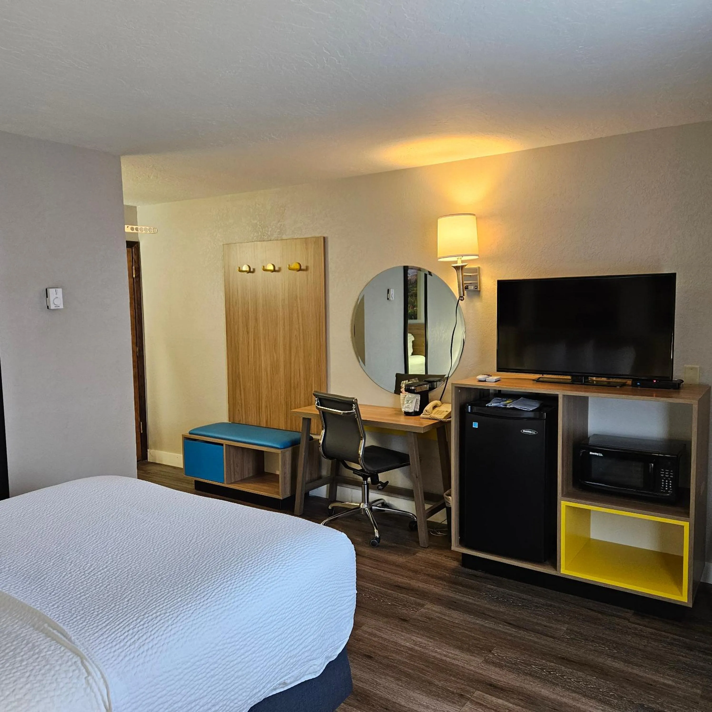 Bedroom, Bed in Days Inn and Suites by Wyndham Downtown Missoula-University