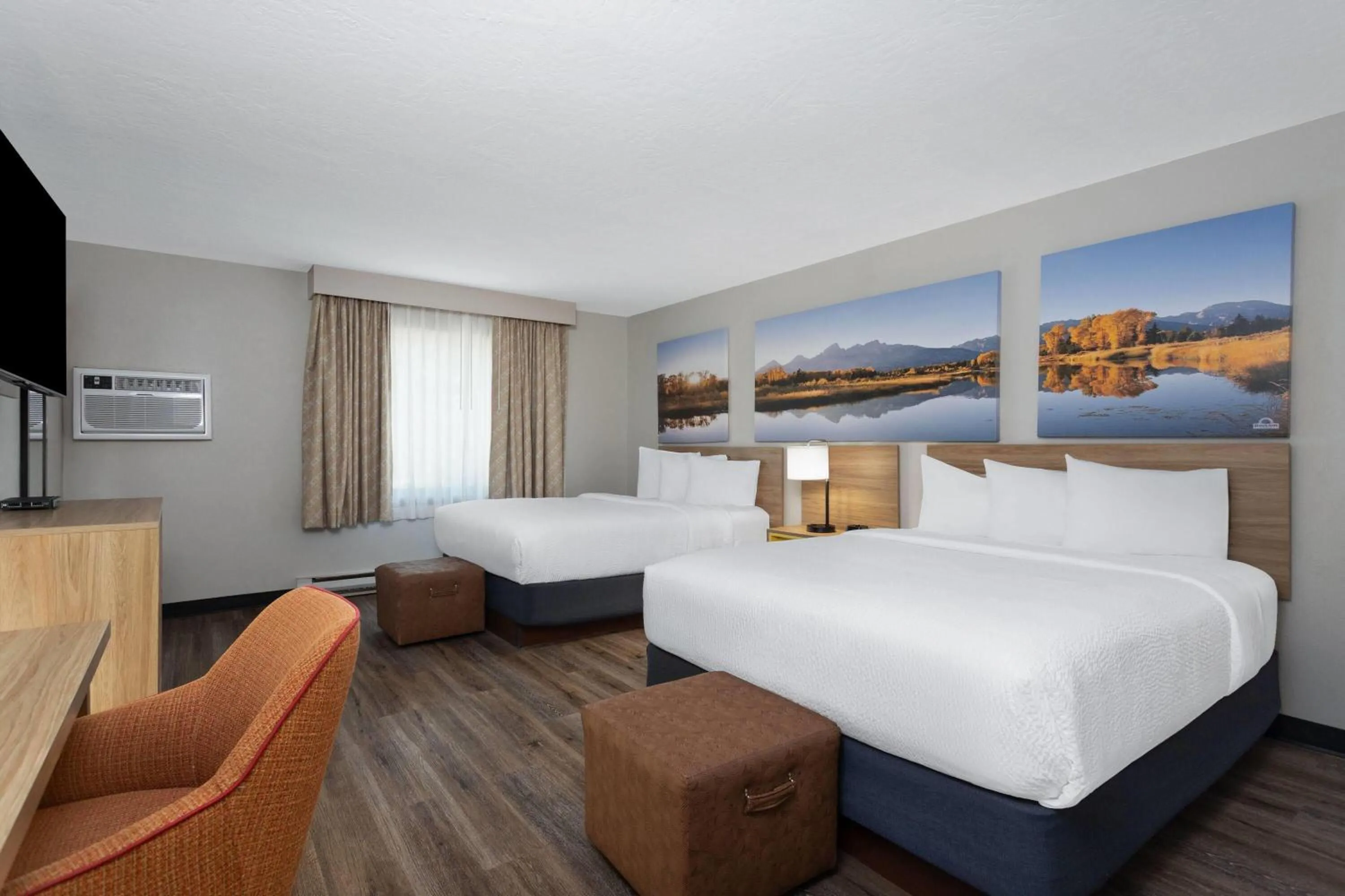 Photo of the whole room, Bed in Days Inn and Suites by Wyndham Downtown Missoula-University