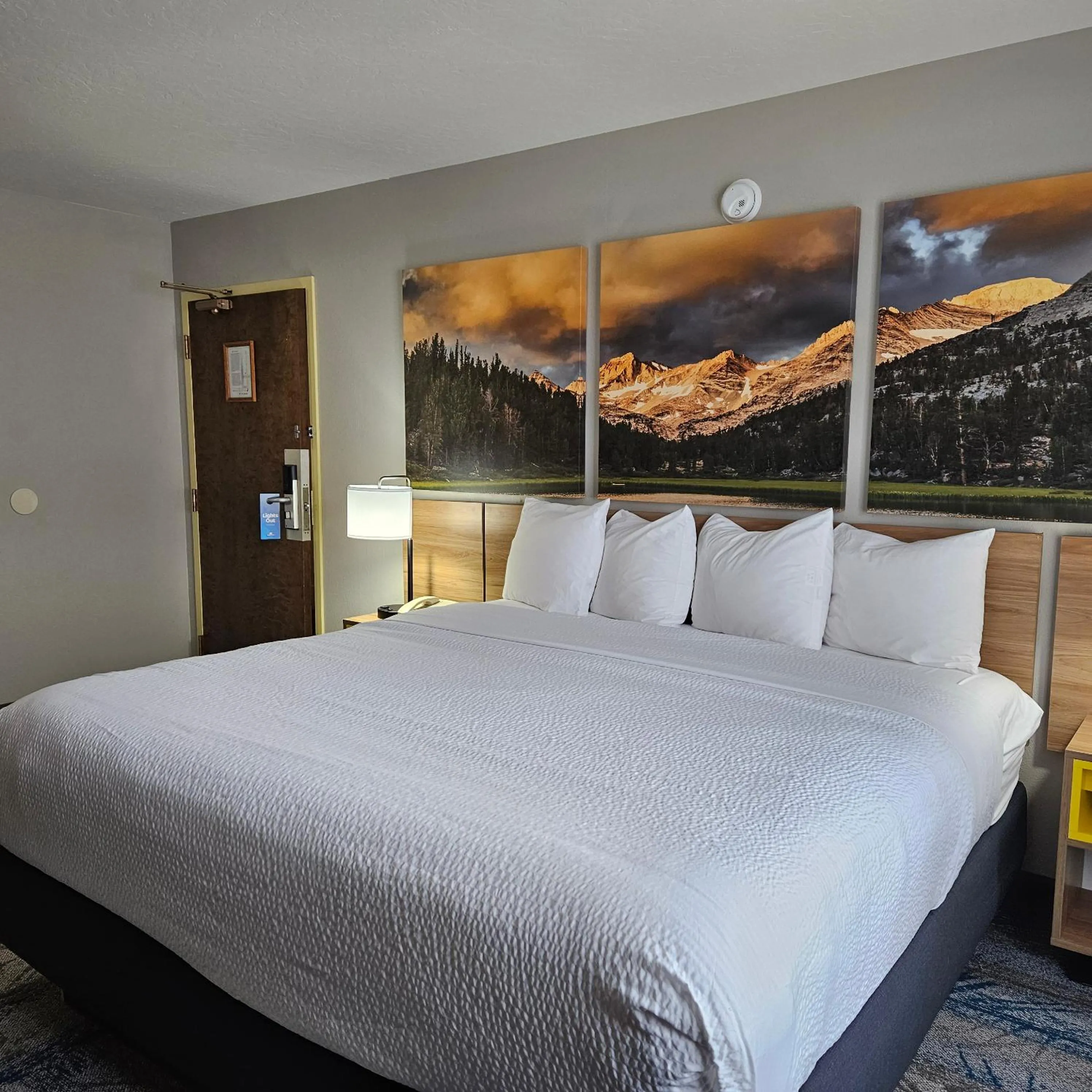 Bedroom, Bed in Days Inn and Suites by Wyndham Downtown Missoula-University