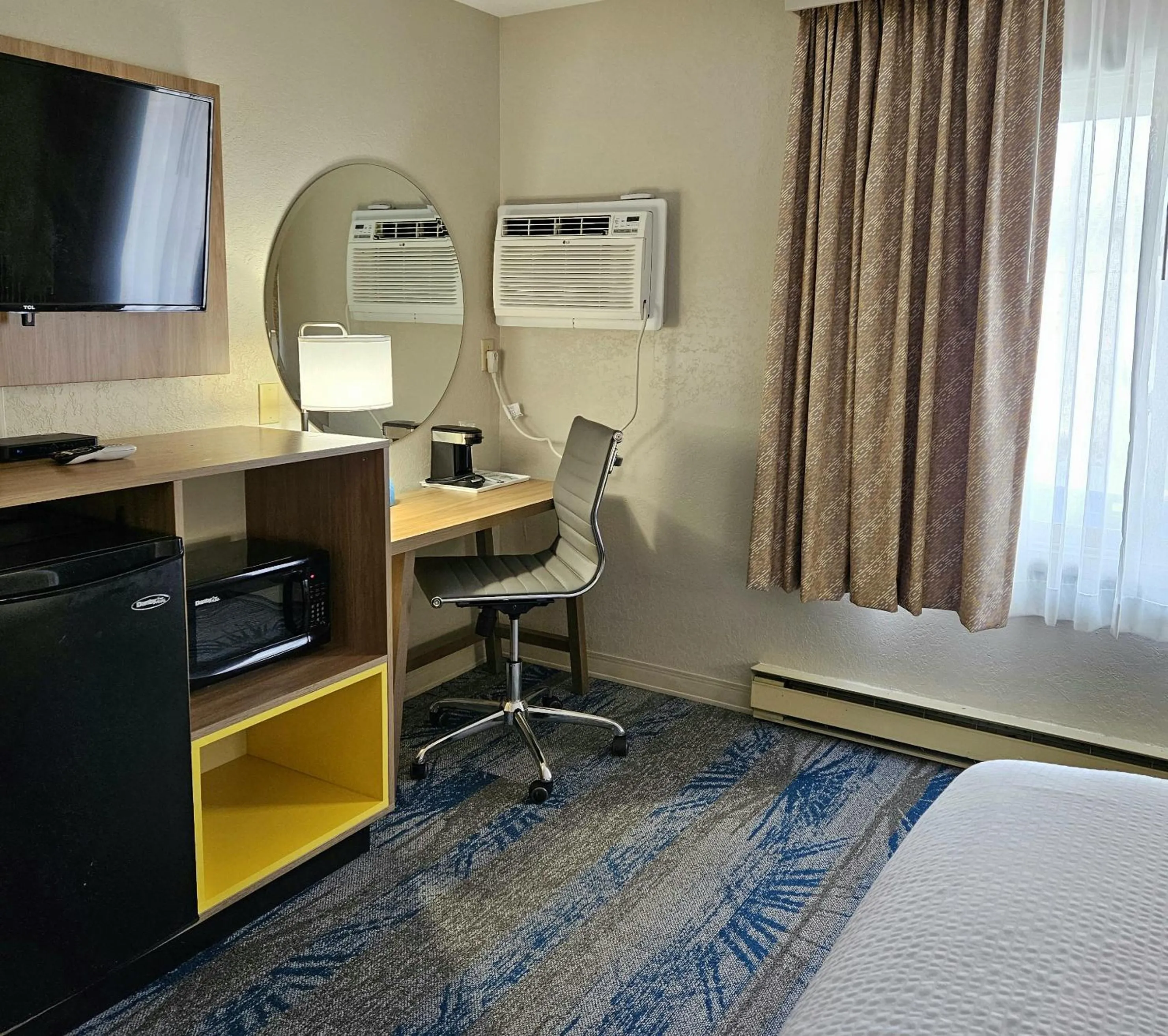 Bedroom in Days Inn and Suites by Wyndham Downtown Missoula-University