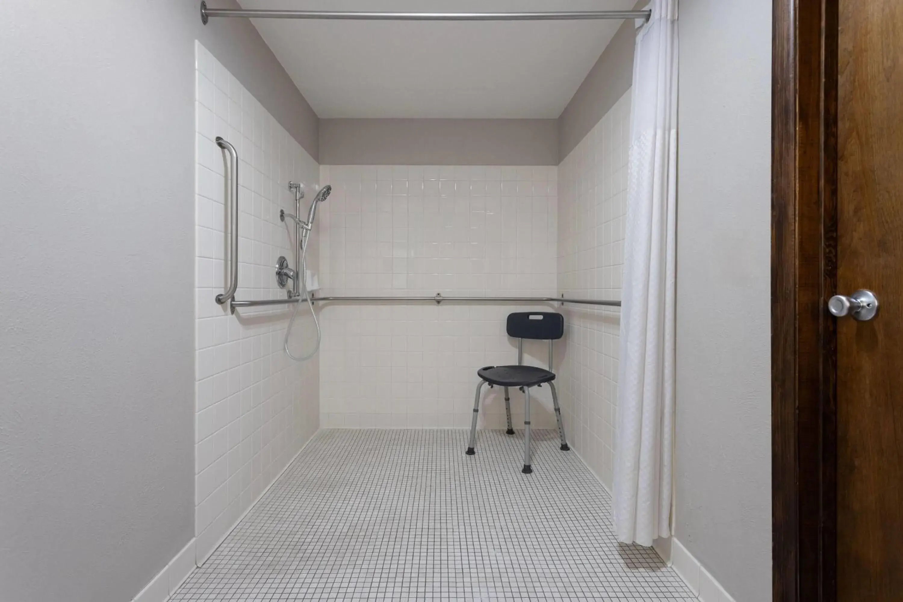 King Room with Roll-in Shower - Mobility Access/Non-Smoking in Days Inn and Suites by Wyndham Downtown Missoula-University King Room with Roll-in Shower - Mobility Access/Non-Smoking in Days Inn and Suites by Wyndham Downtown Missoula-University