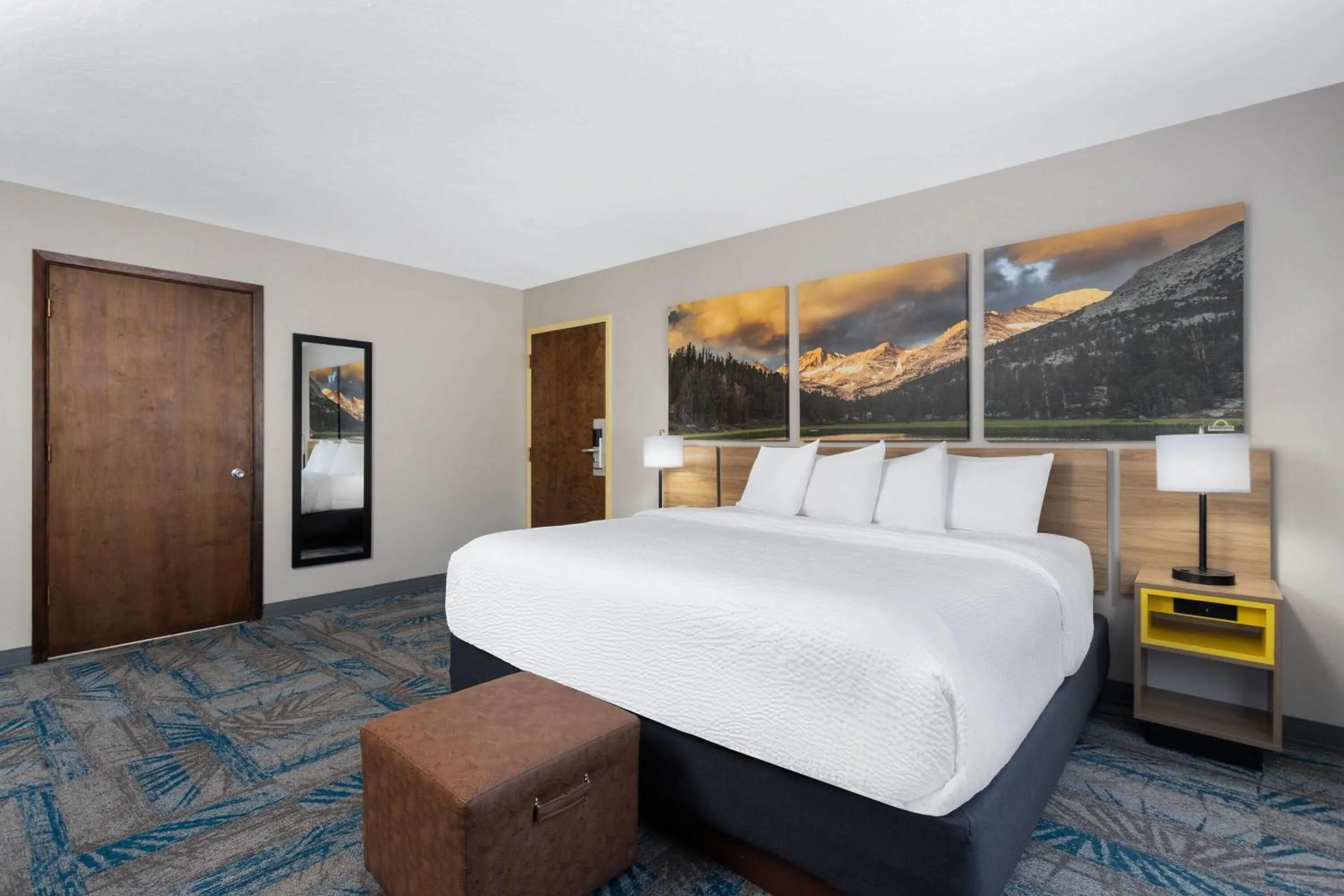 Photo of the whole room, Bed in Days Inn and Suites by Wyndham Downtown Missoula-University