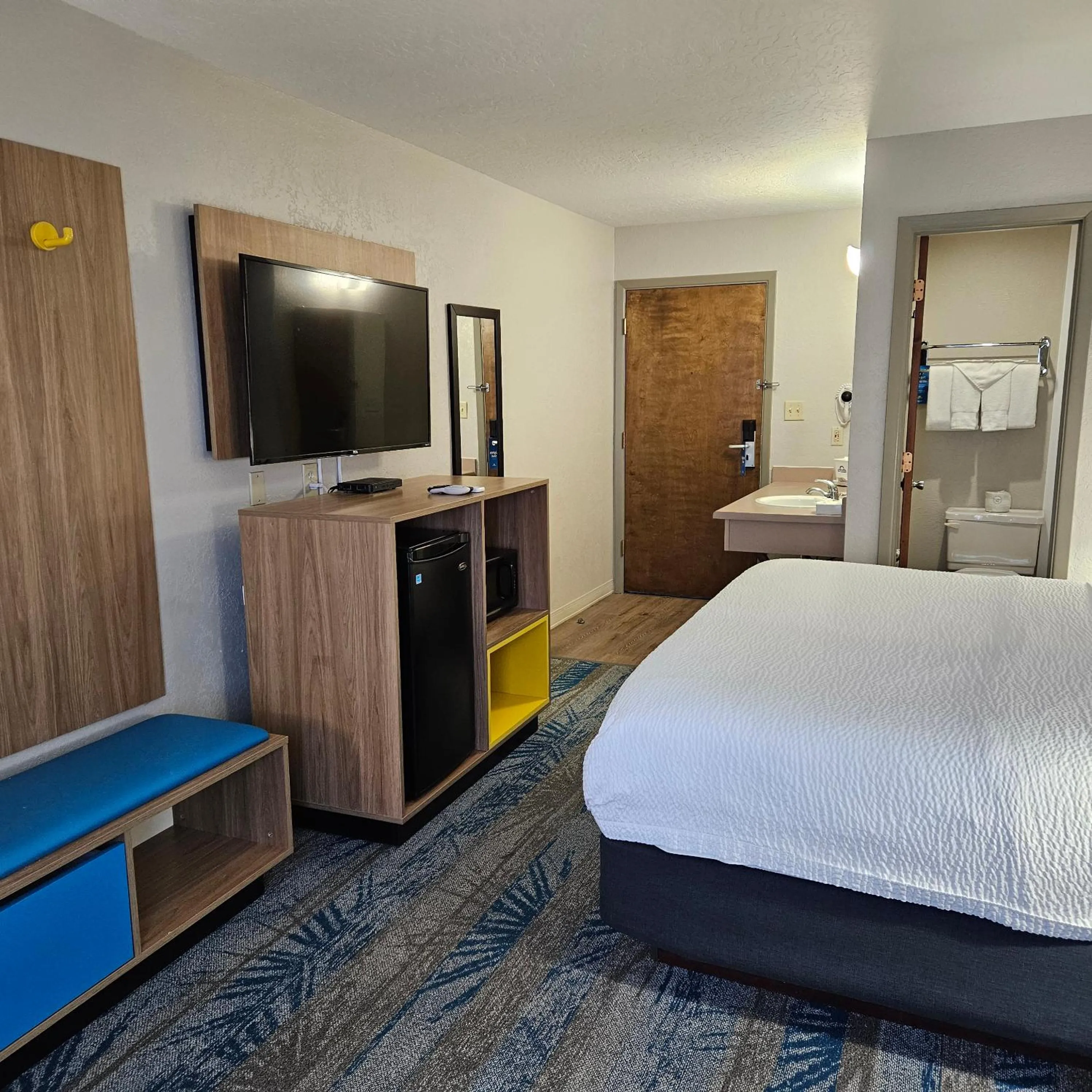 Bathroom, Bed in Days Inn and Suites by Wyndham Downtown Missoula-University
