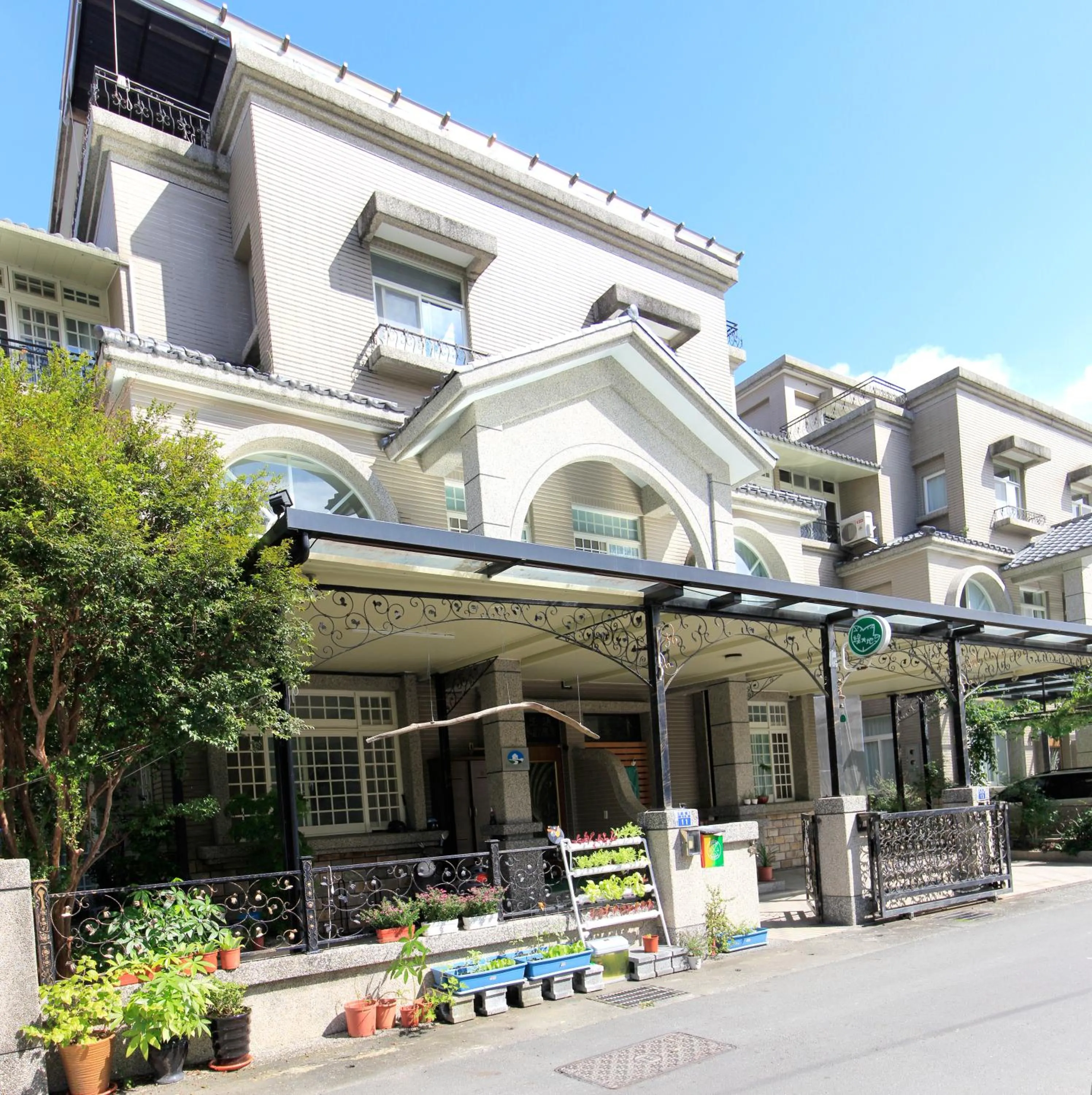 Facade/entrance in Green Park Homestay