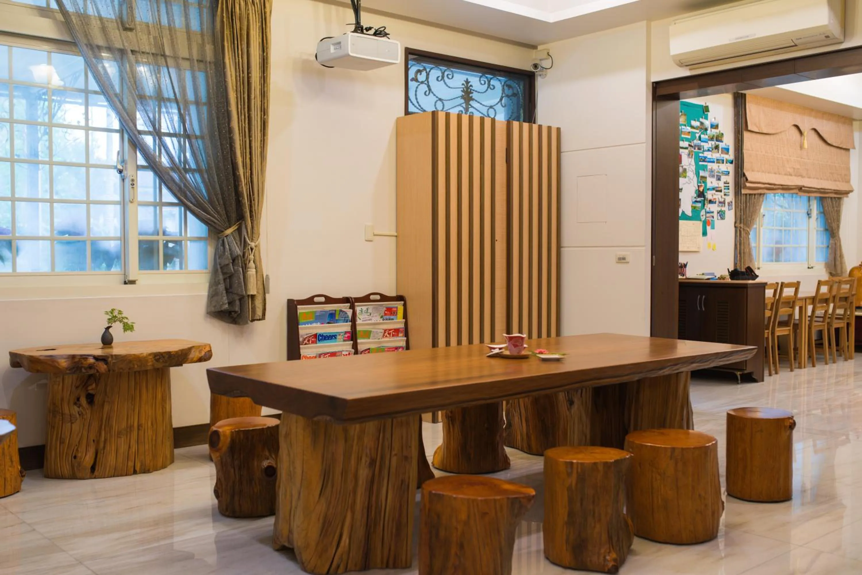 Library in Green Park Homestay