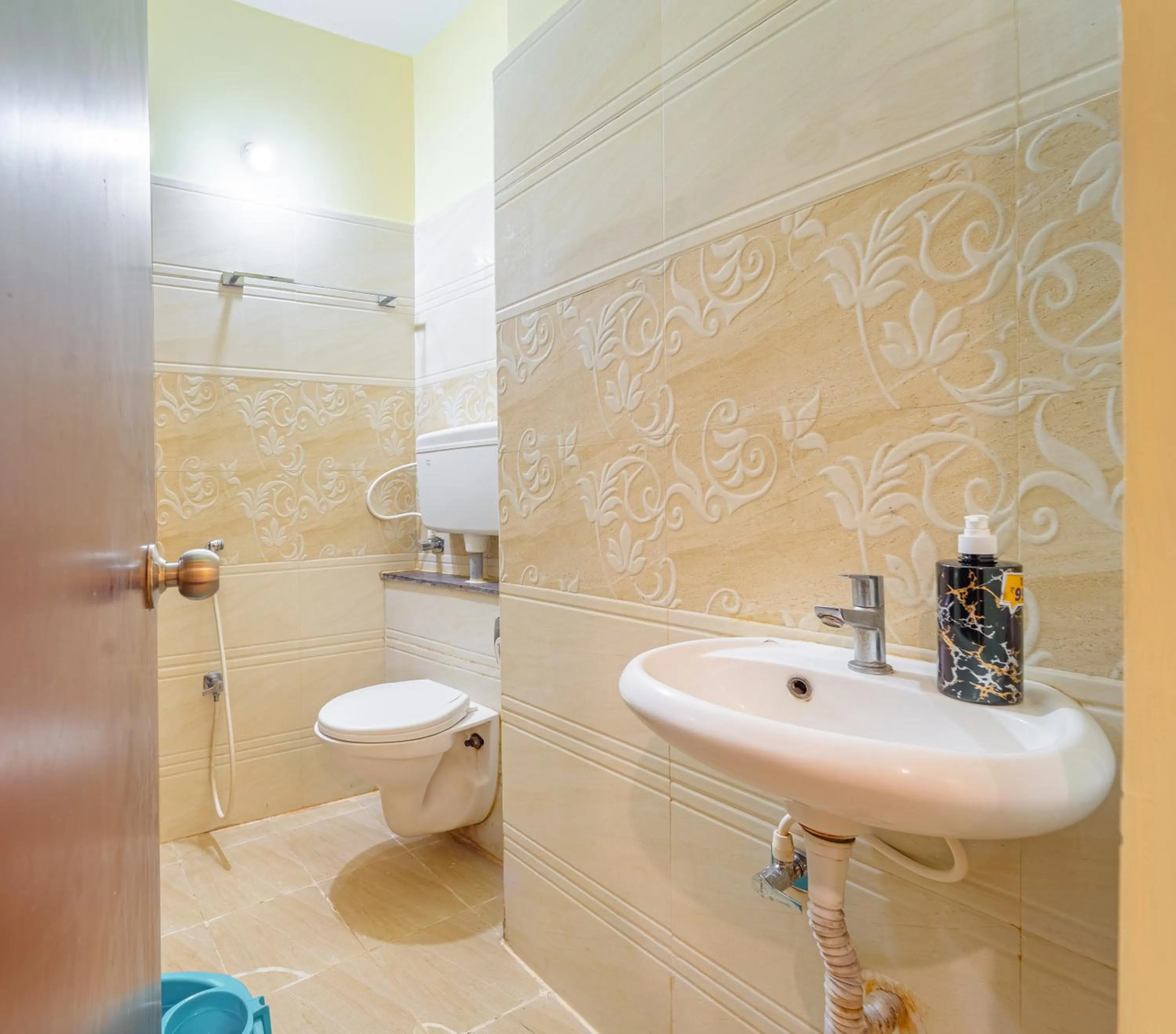 Toilet in Shoreline Stays Near Rock Beach