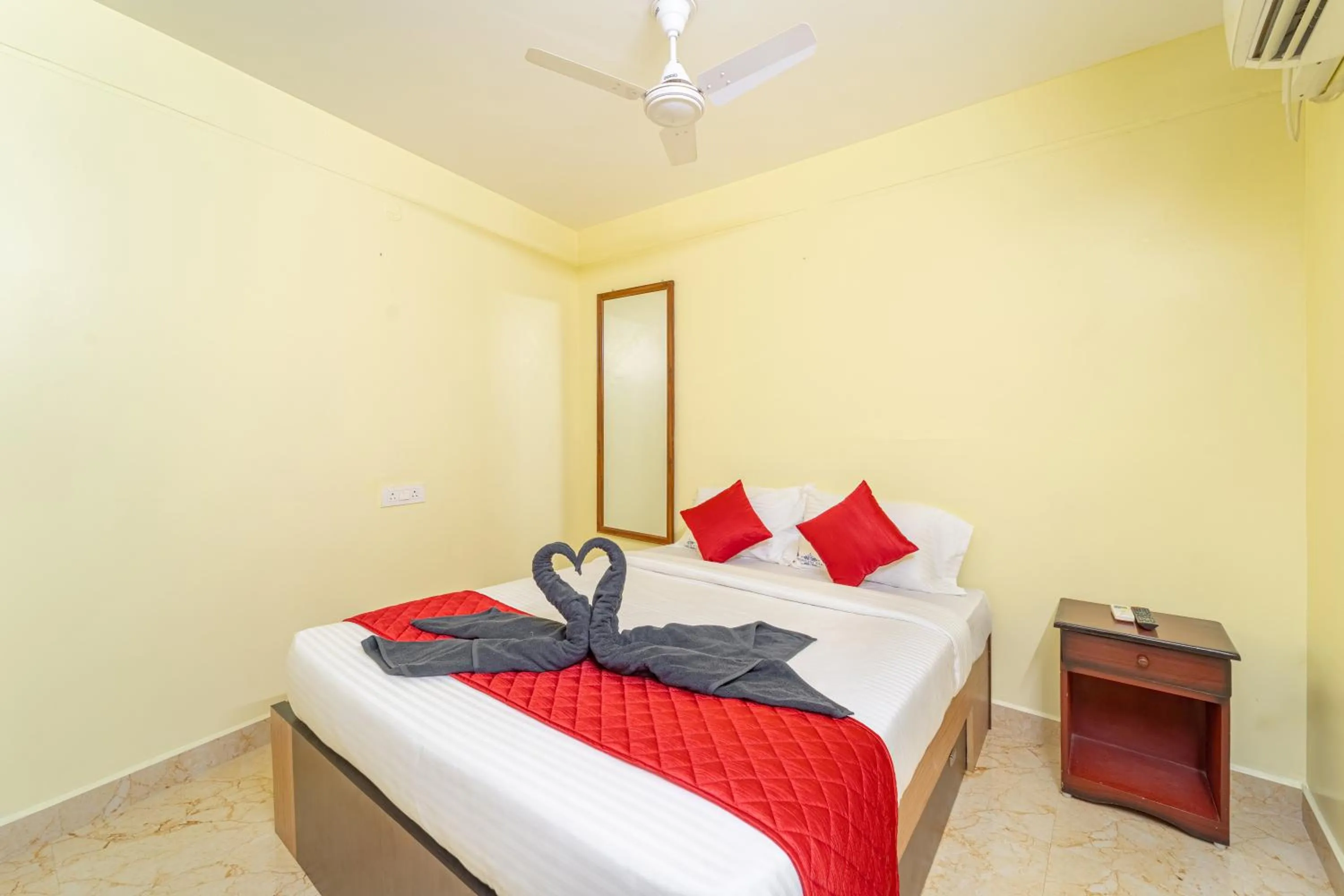 Bedroom in Shoreline Stays Near Rock Beach