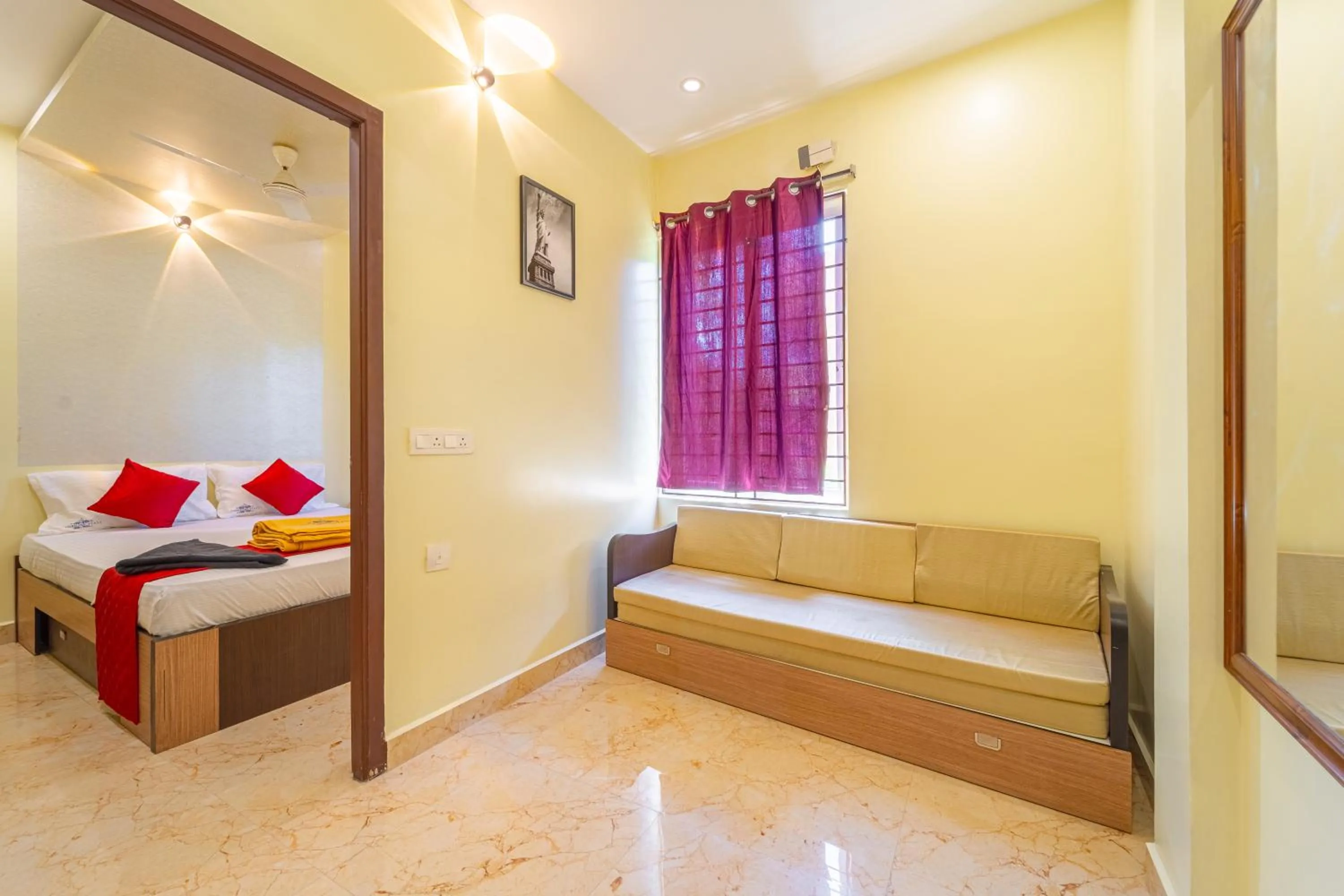 Living room in Shoreline Stays Near Rock Beach