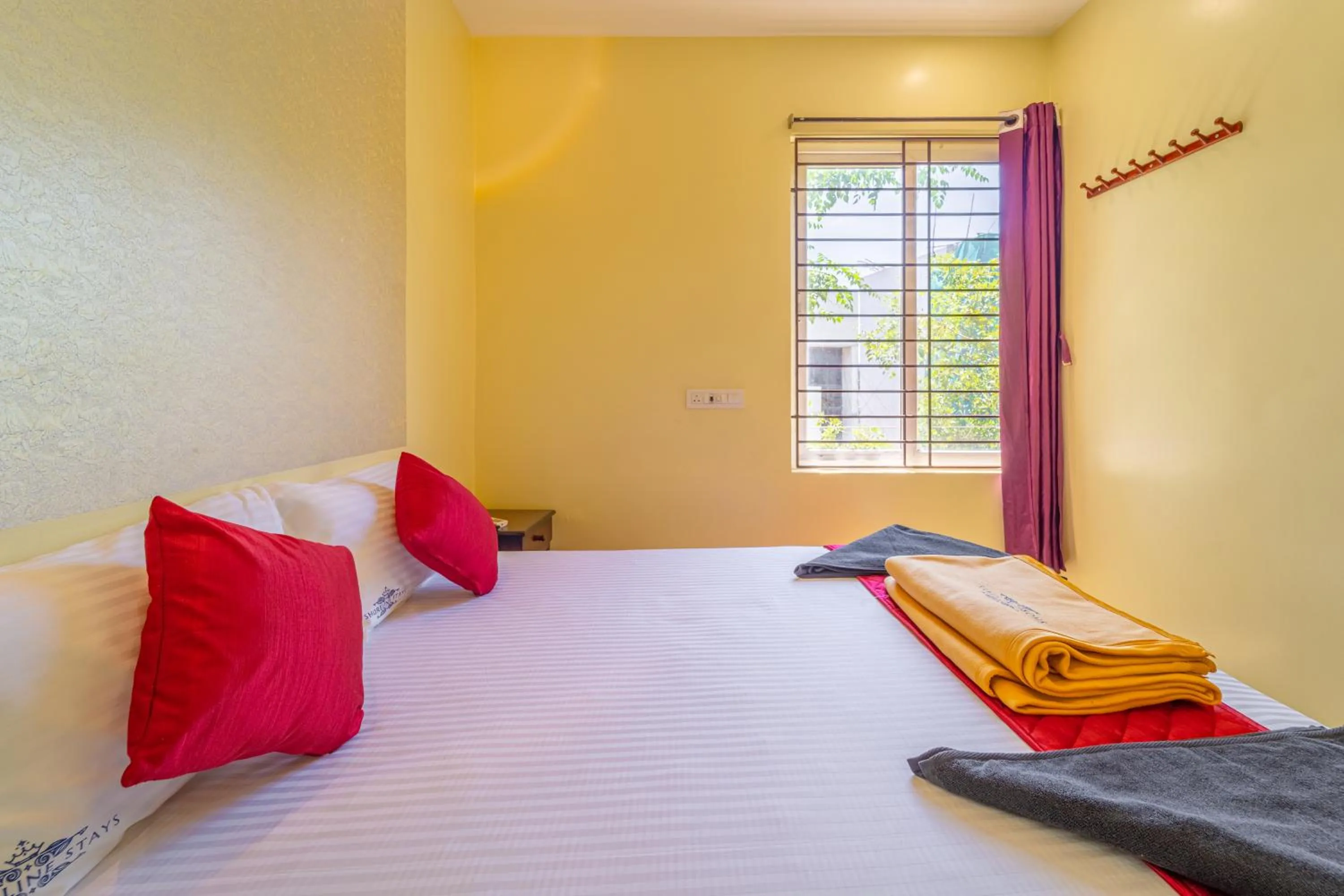 Bedroom in Shoreline Stays Near Rock Beach