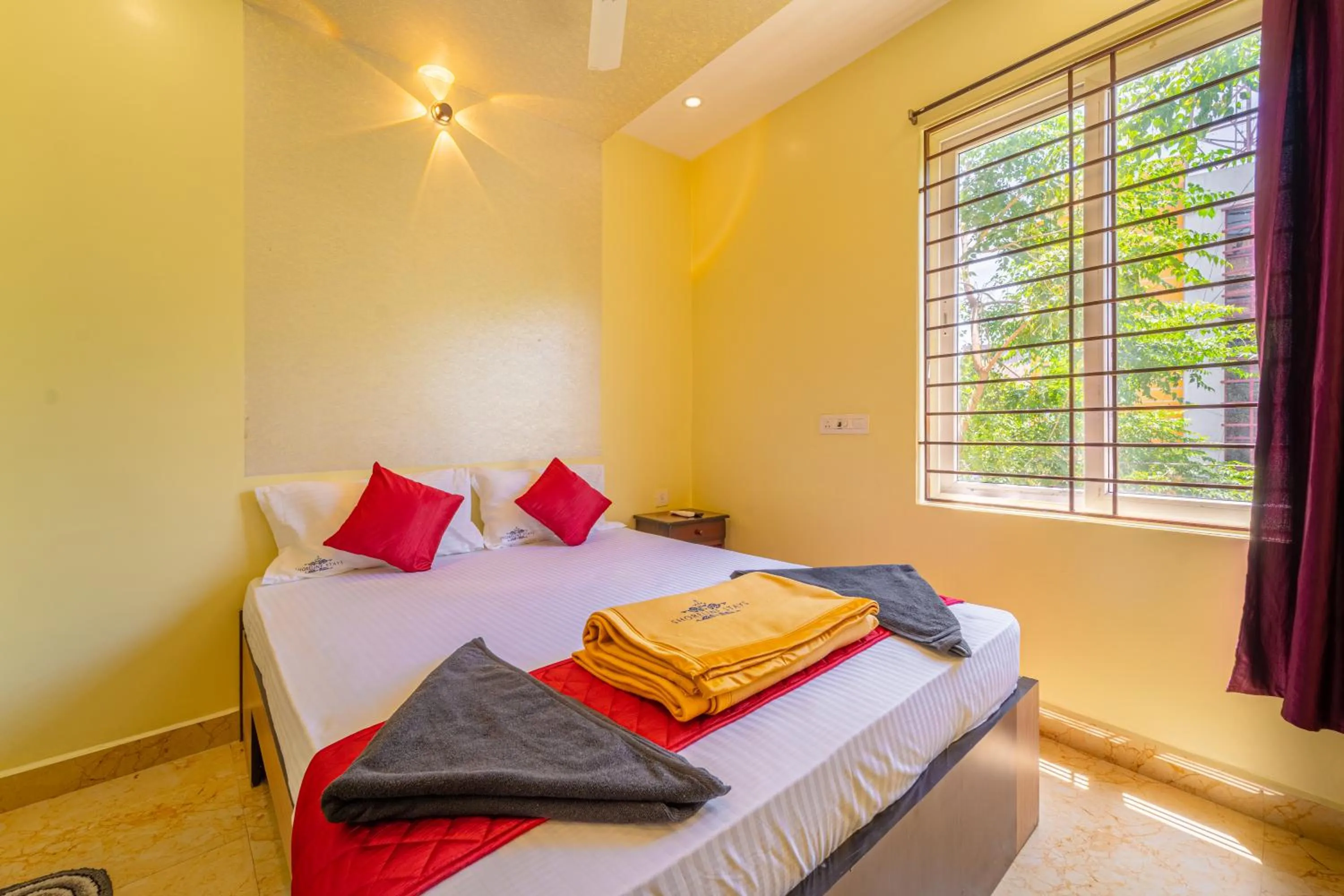 Bedroom in Shoreline Stays Near Rock Beach