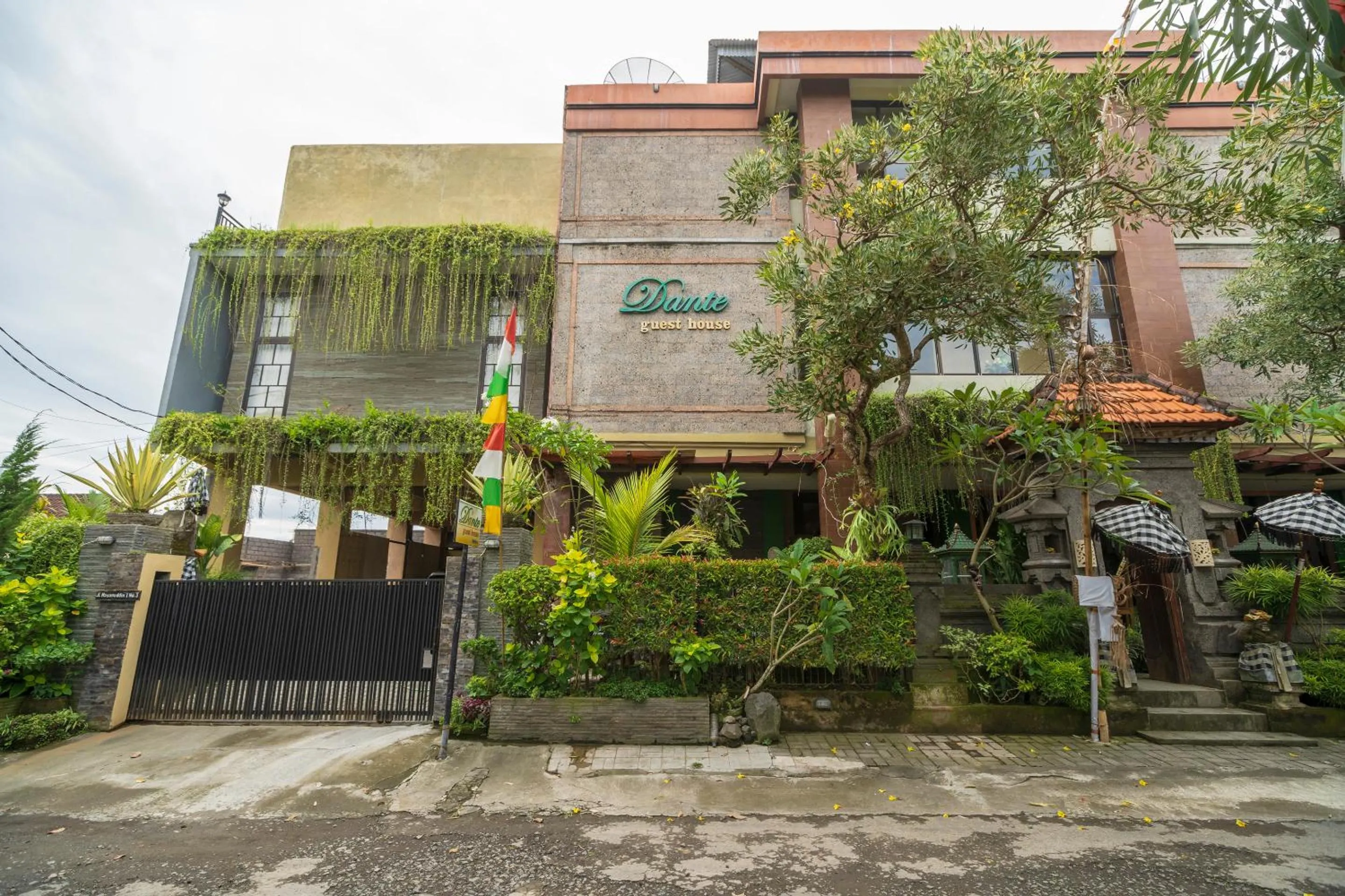 Facade/entrance in Dante Guesthouse