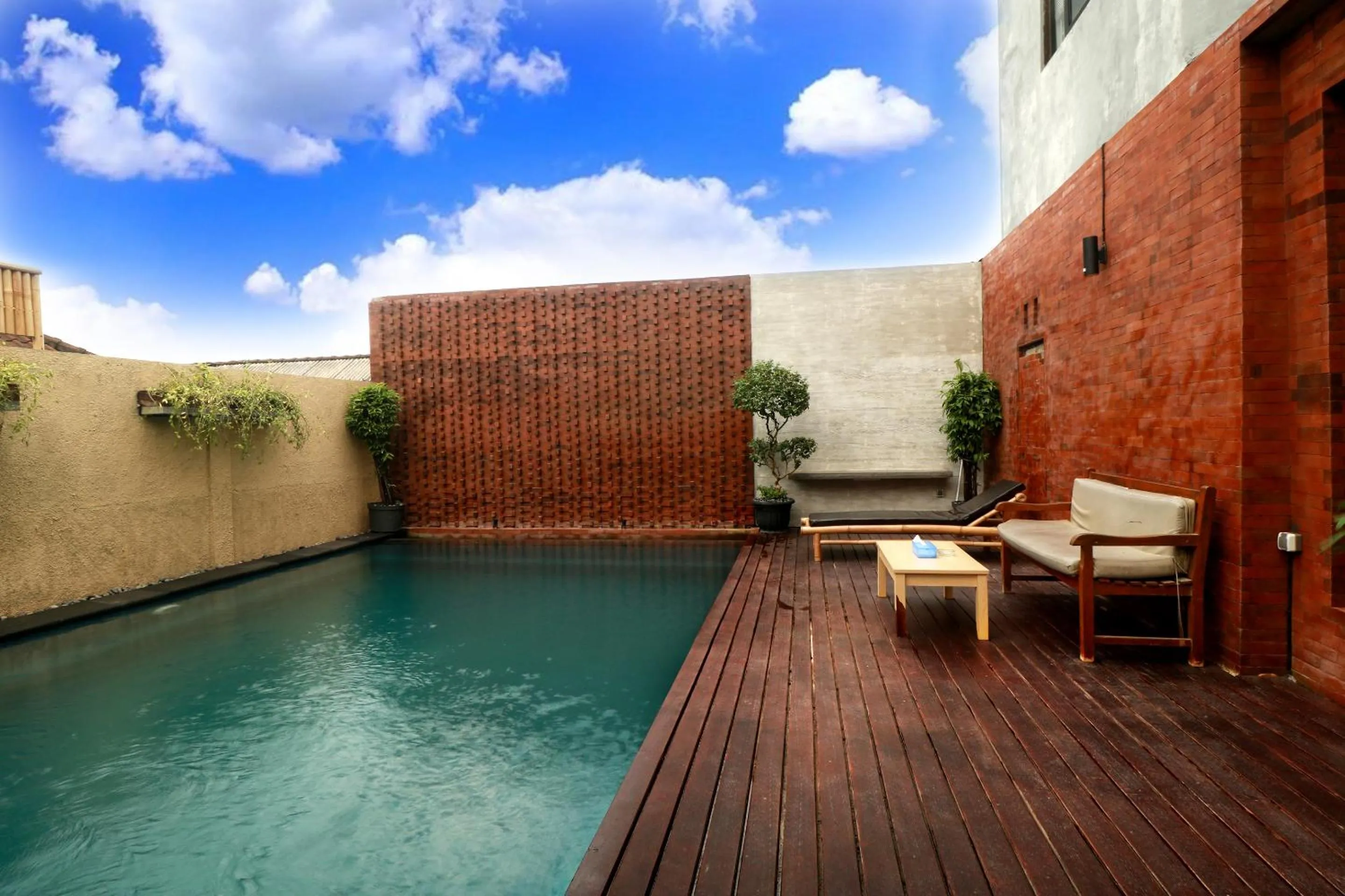 Swimming pool in Dante Guesthouse