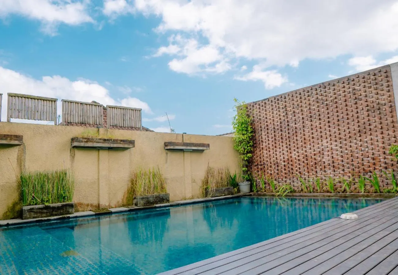 Swimming pool in Dante Guesthouse