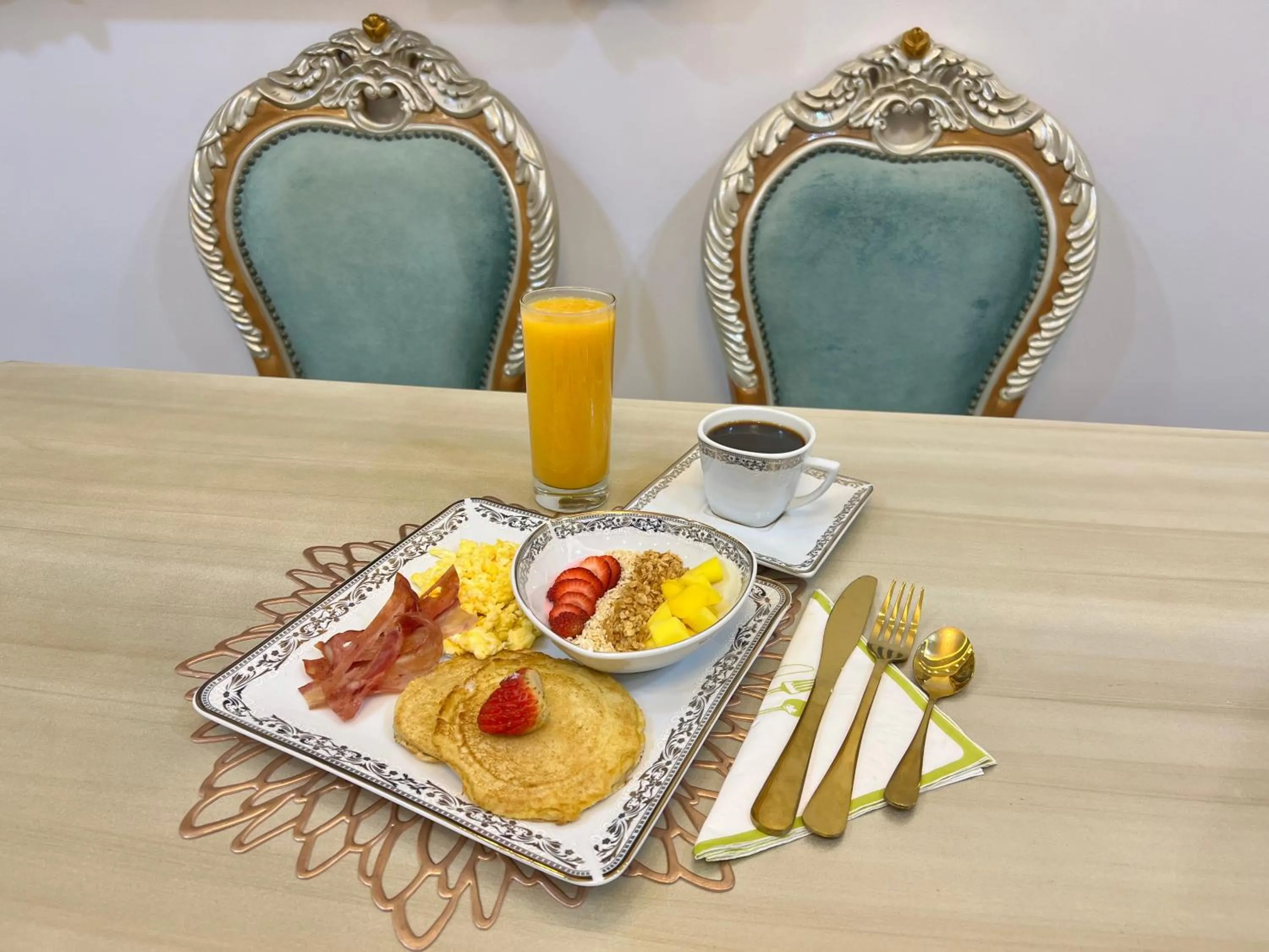 Breakfast in Hotel & Rooftop King Experience by David